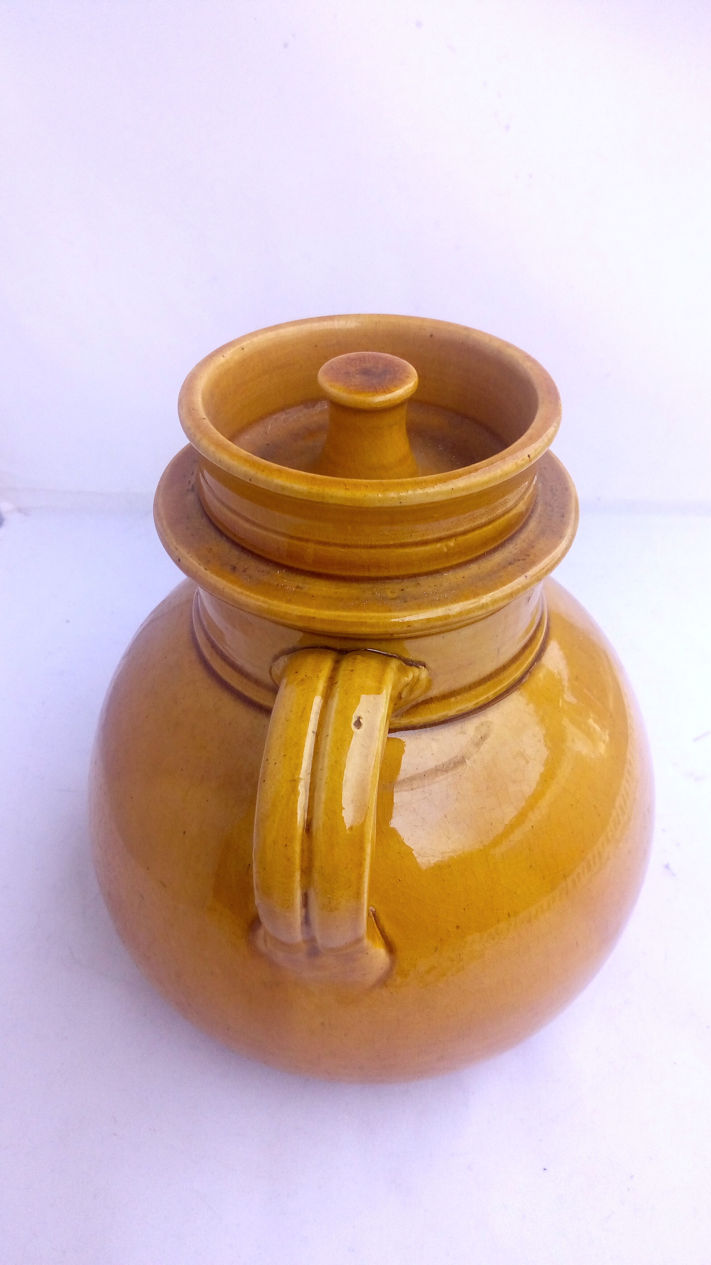 Pot en grès ocre jaune moutarde signé