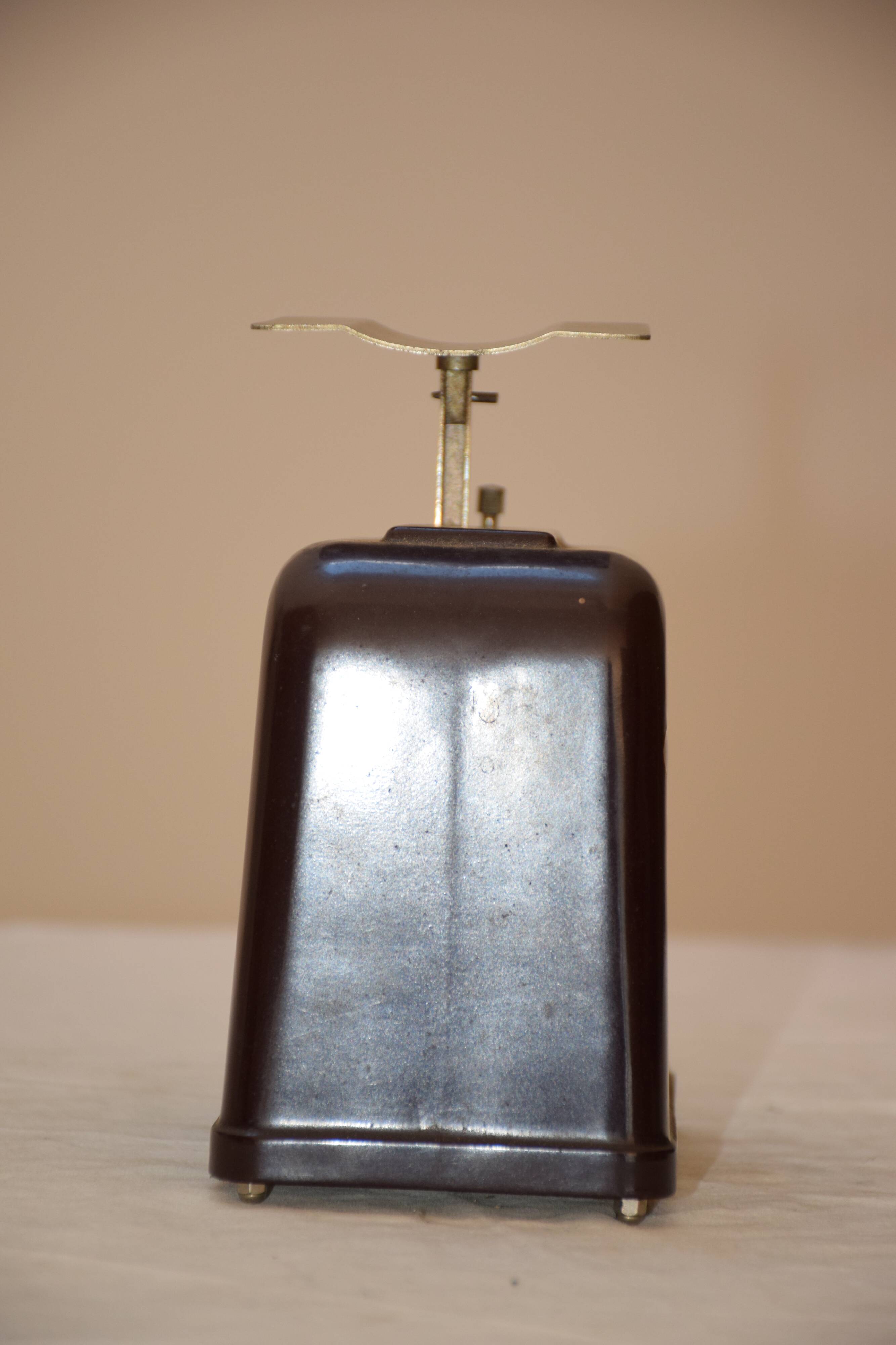 Weighs letters in Bakelite