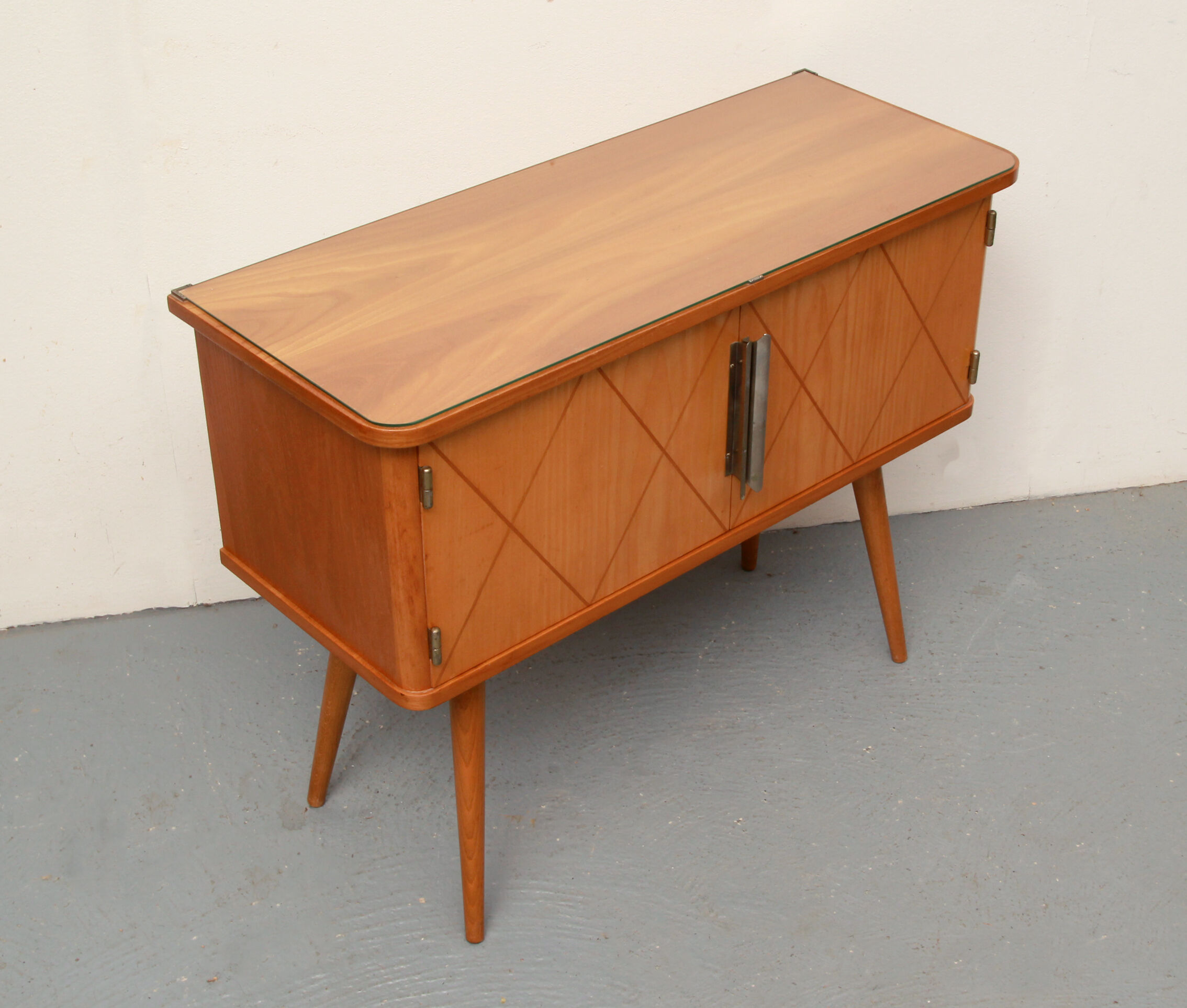 Commode des années 1950 en frêne avec incrustations