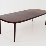 Table ovale, recouverte de placage de palissandre, années 70