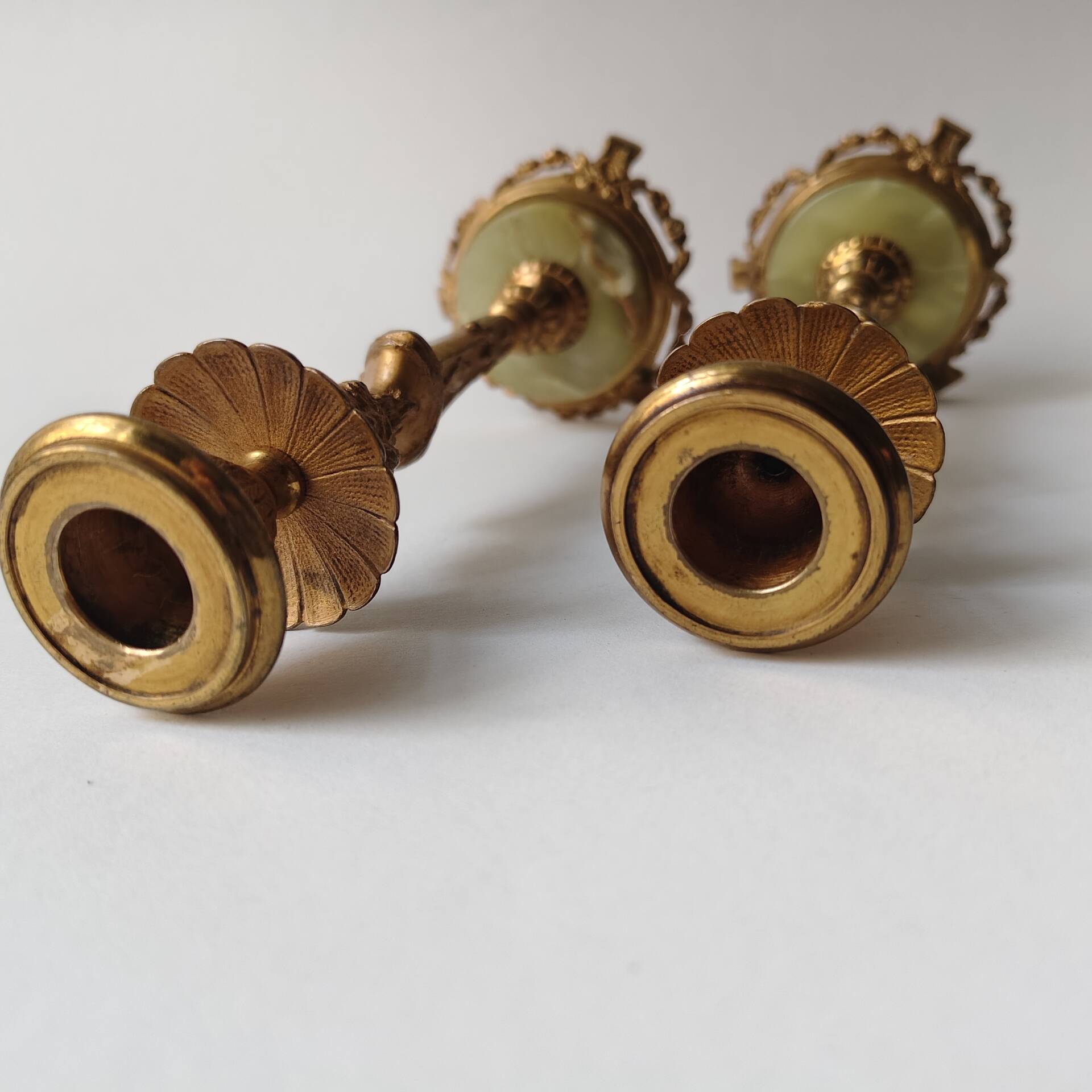 Pair of neoclassical candle holders in gilded bronze and green onyx, bust of