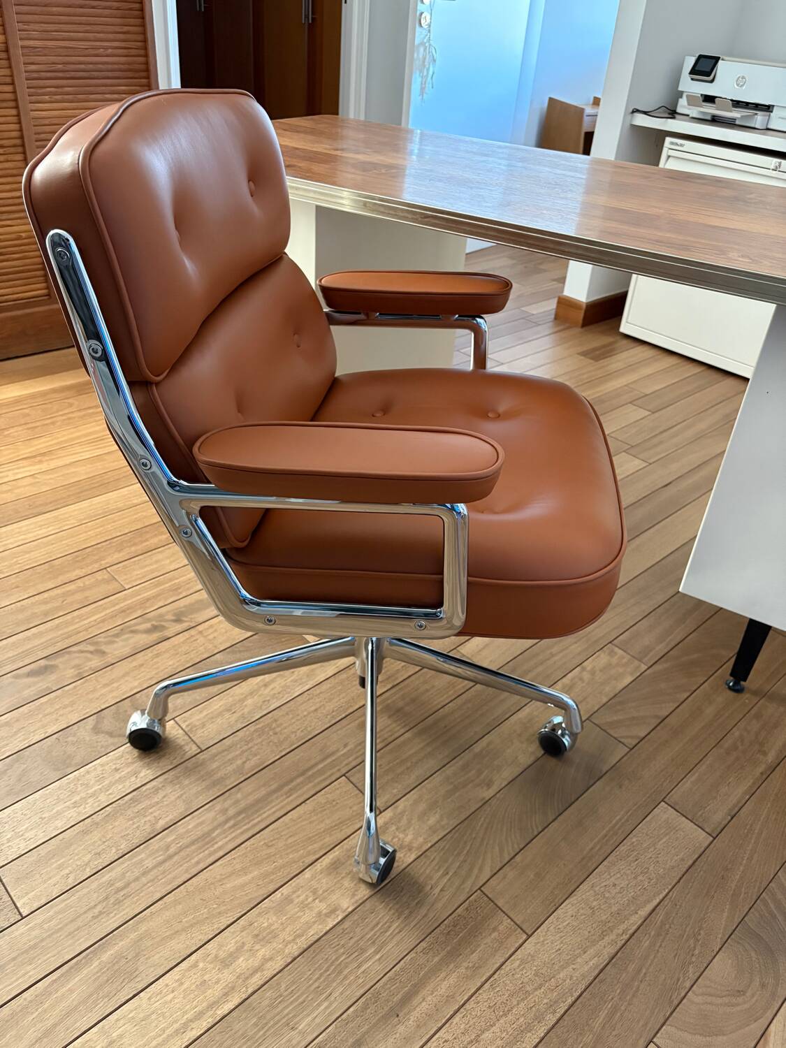 Fauteuil de bureau en cuir Lobby chair ES104 Eames Vitra