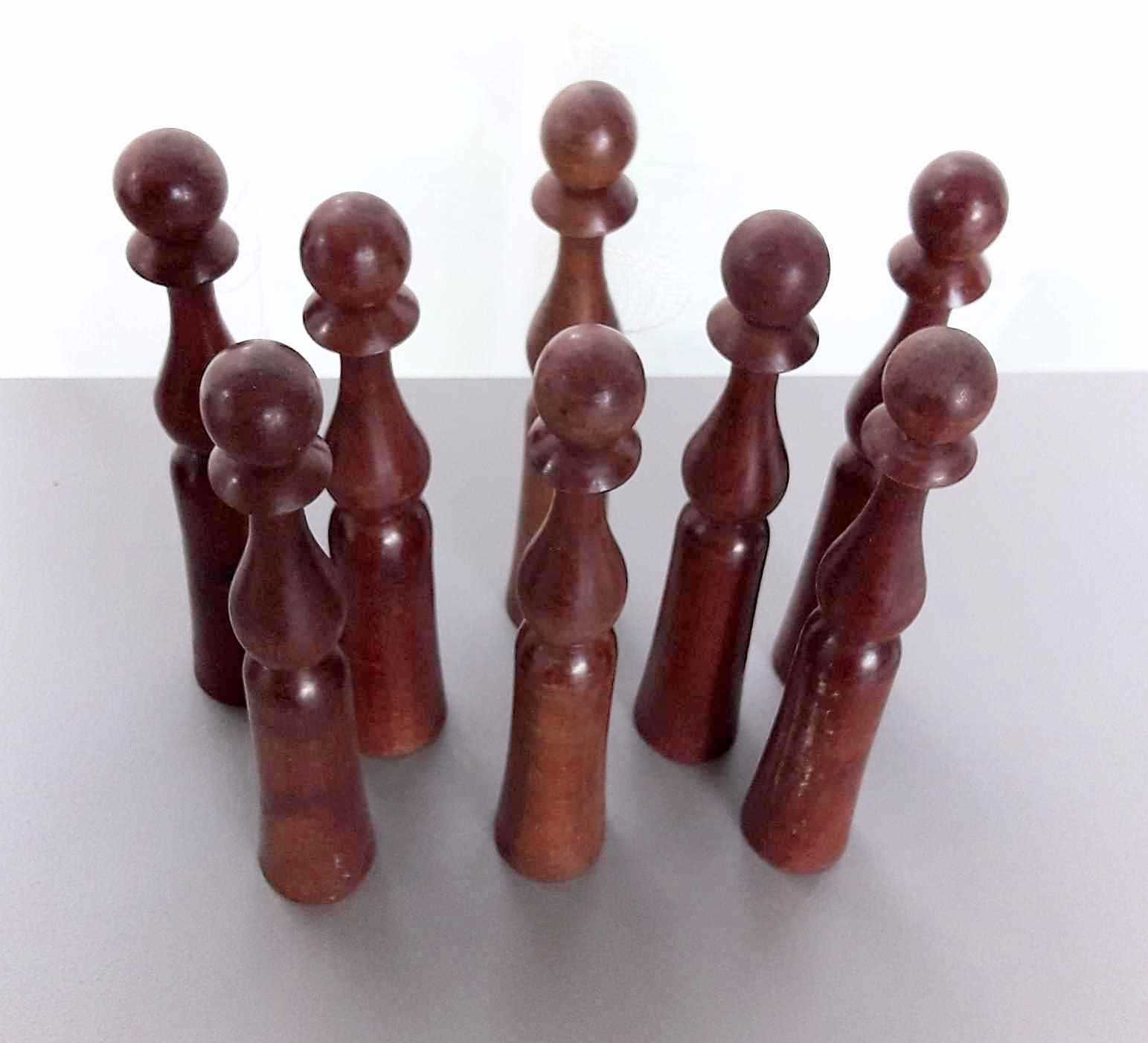 Set of a set of 8 pins, 2 bilboquets and 3 old wooden balls