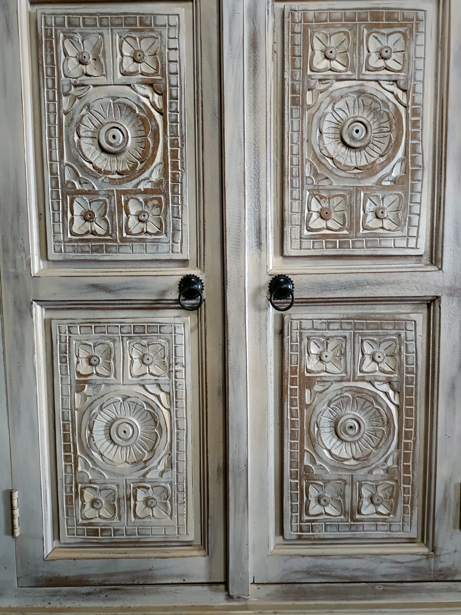 White chest of drawers