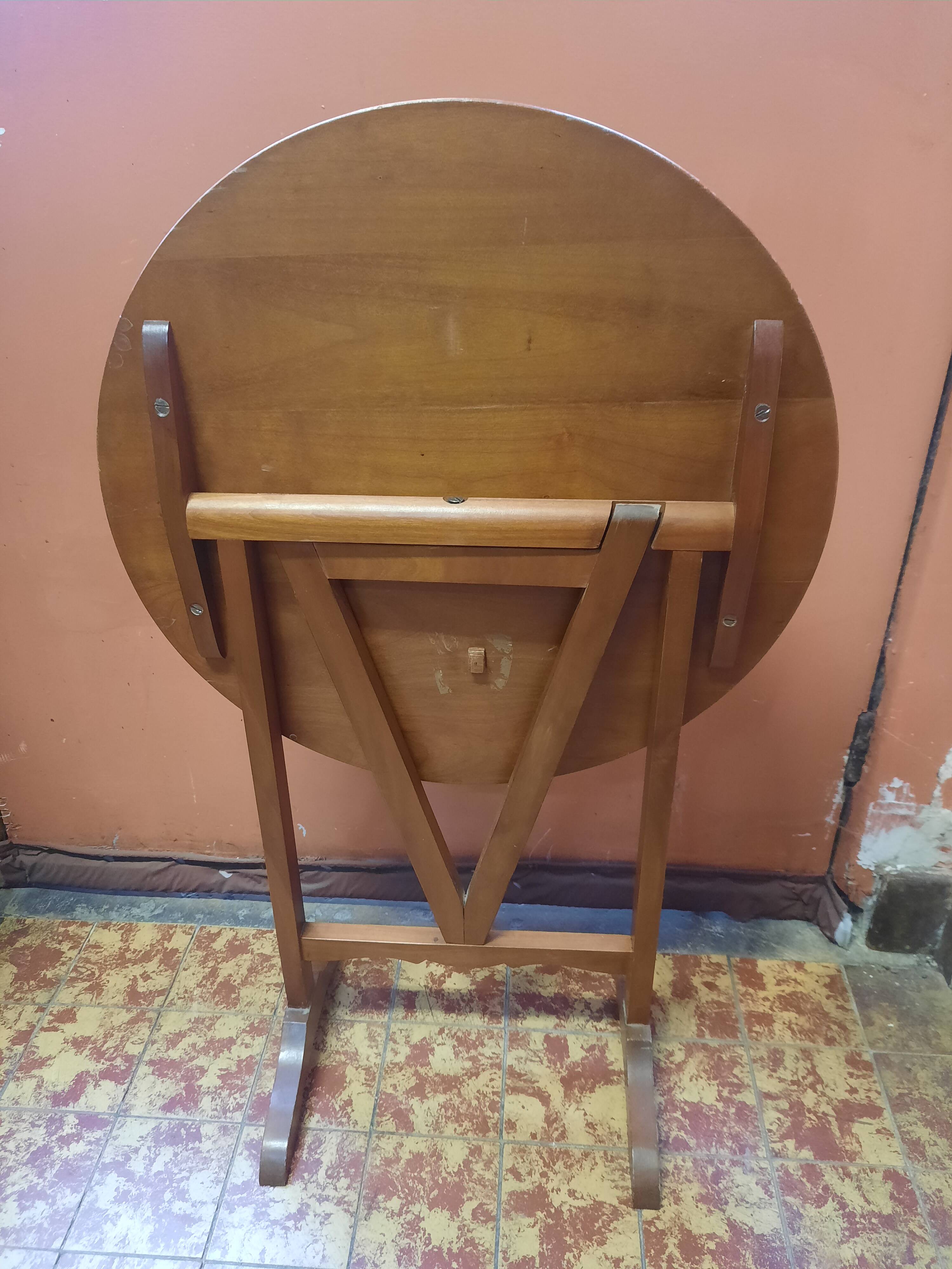 Folding coffee table