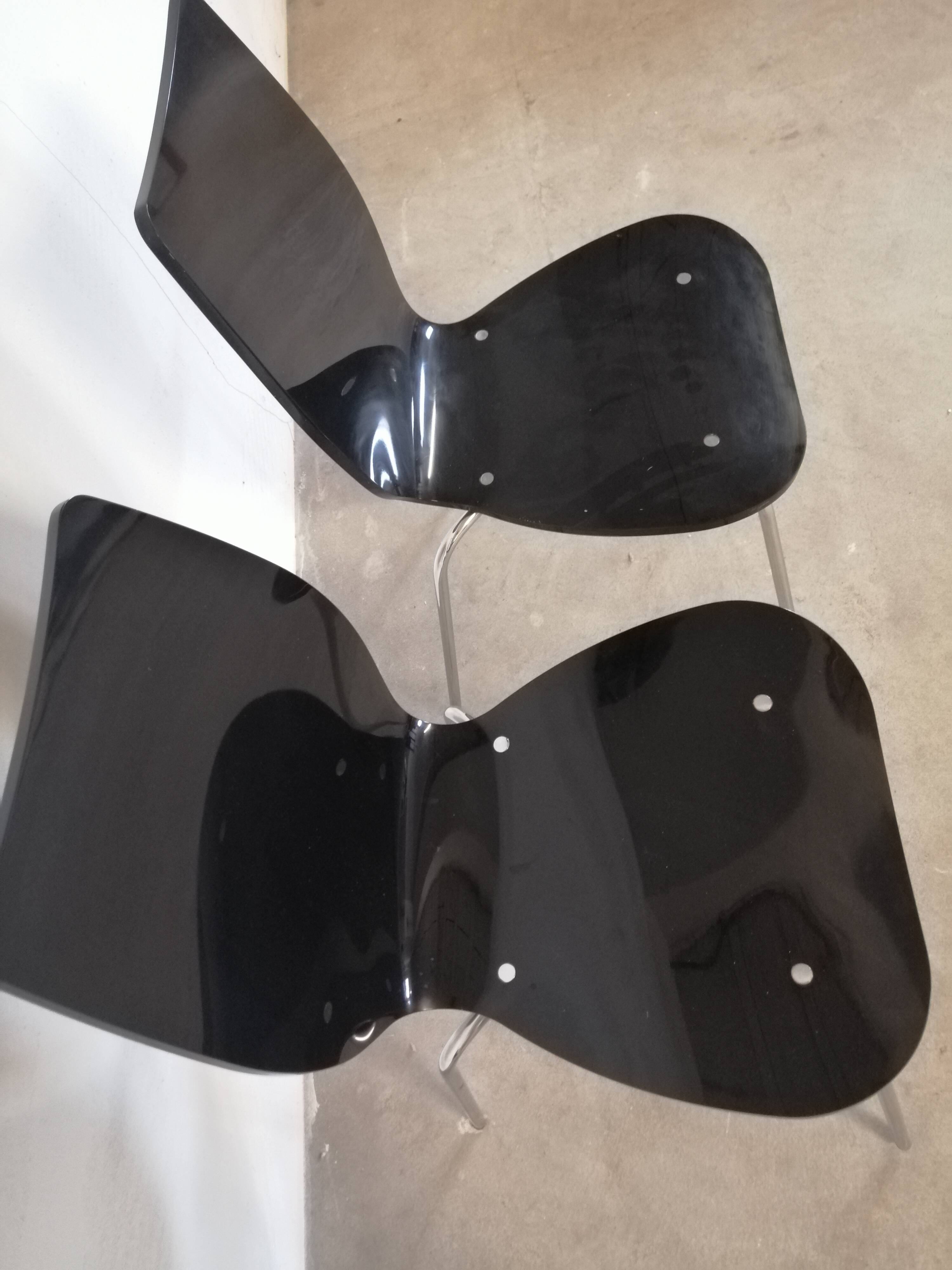 Paire de chaises en plexiglas fumé