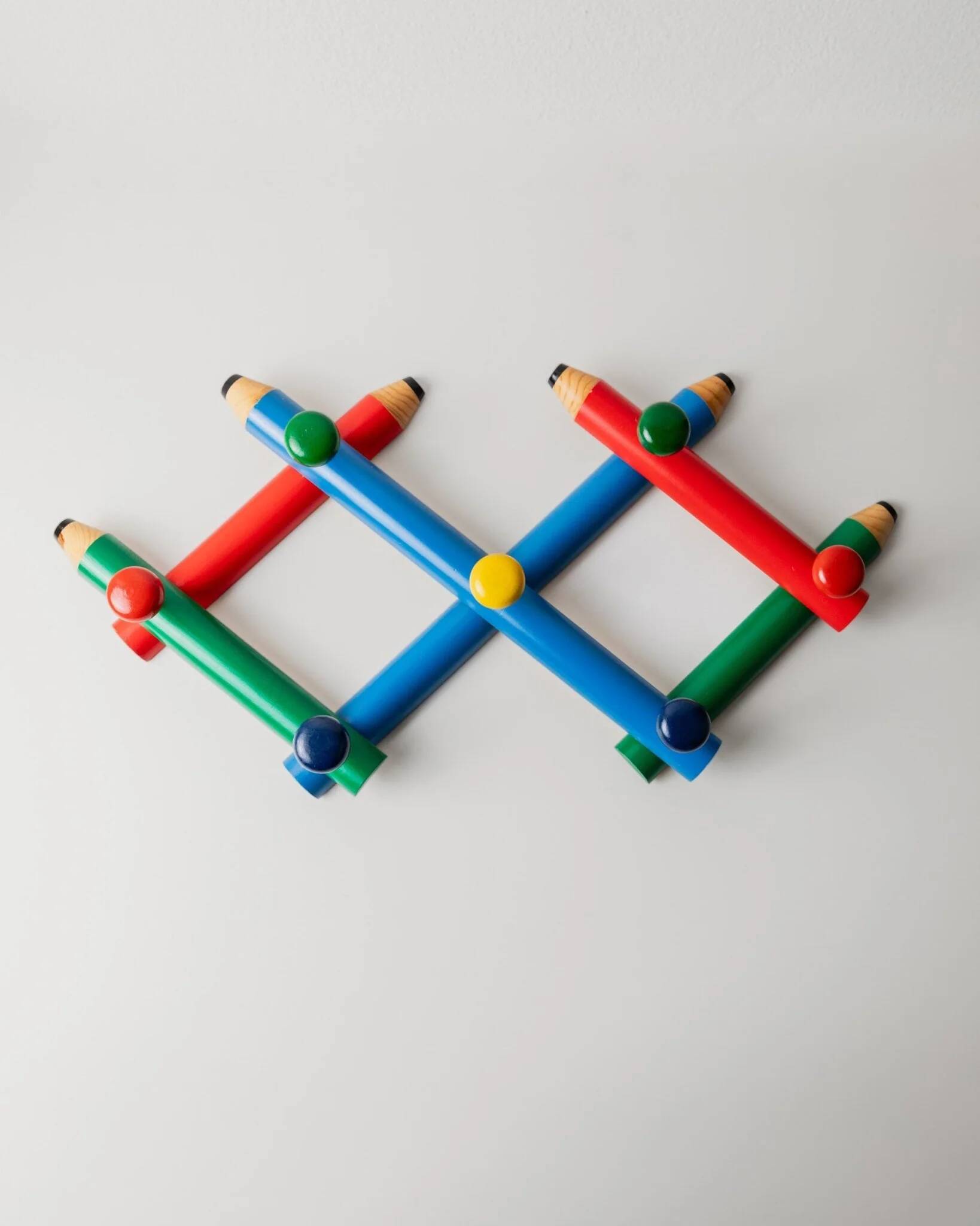 Vintage coat rack from the 1980s in the style of Pierre Sala, Memphis style, pencil pattern, extendable, 7 hooks.