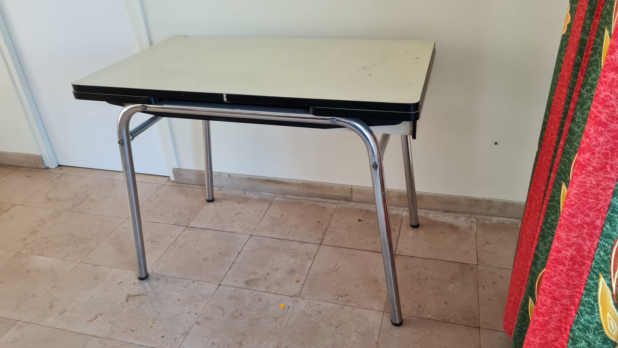 Formica extendable table & chairs