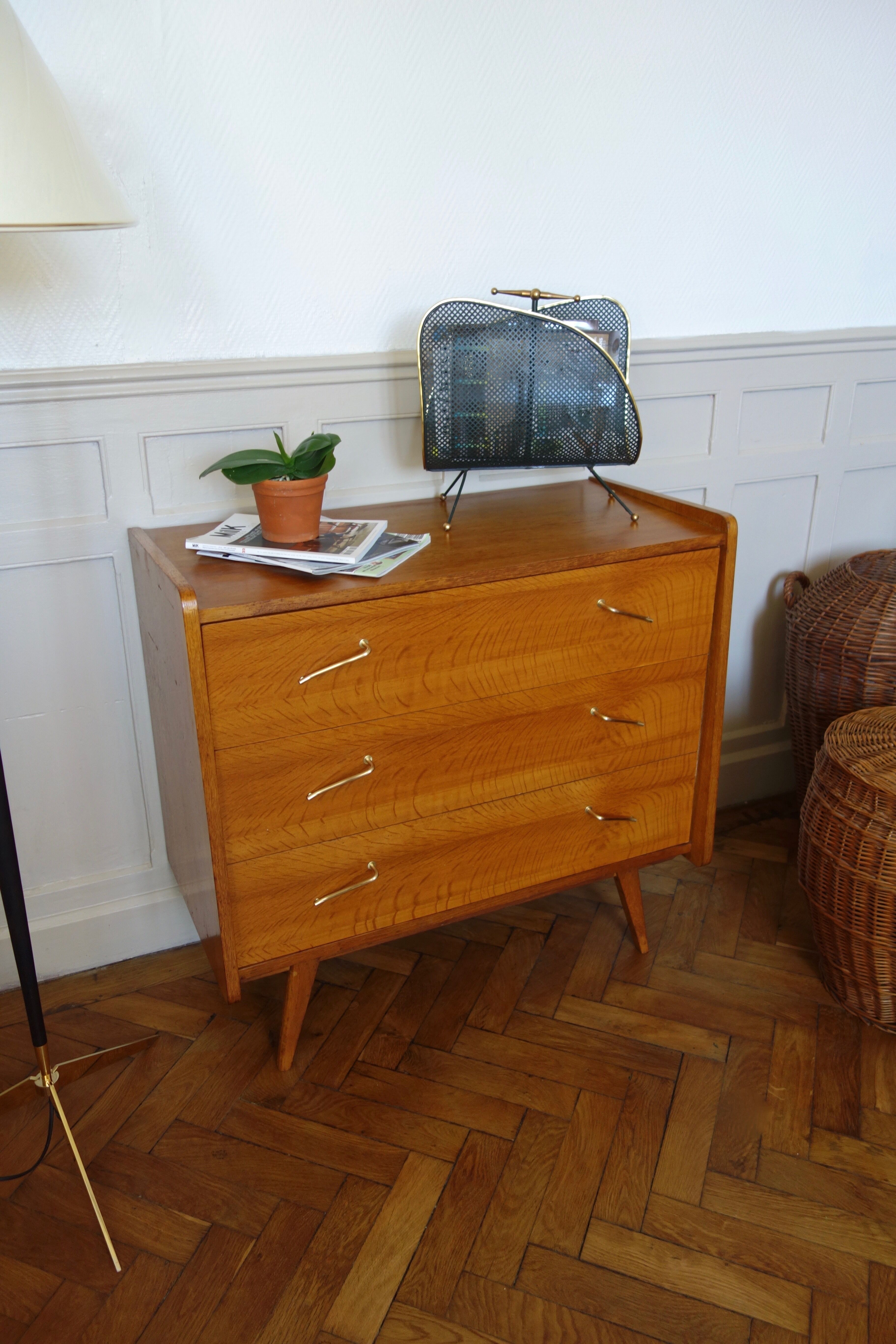 Chest of drawers in oak with compass feet of the 1950s