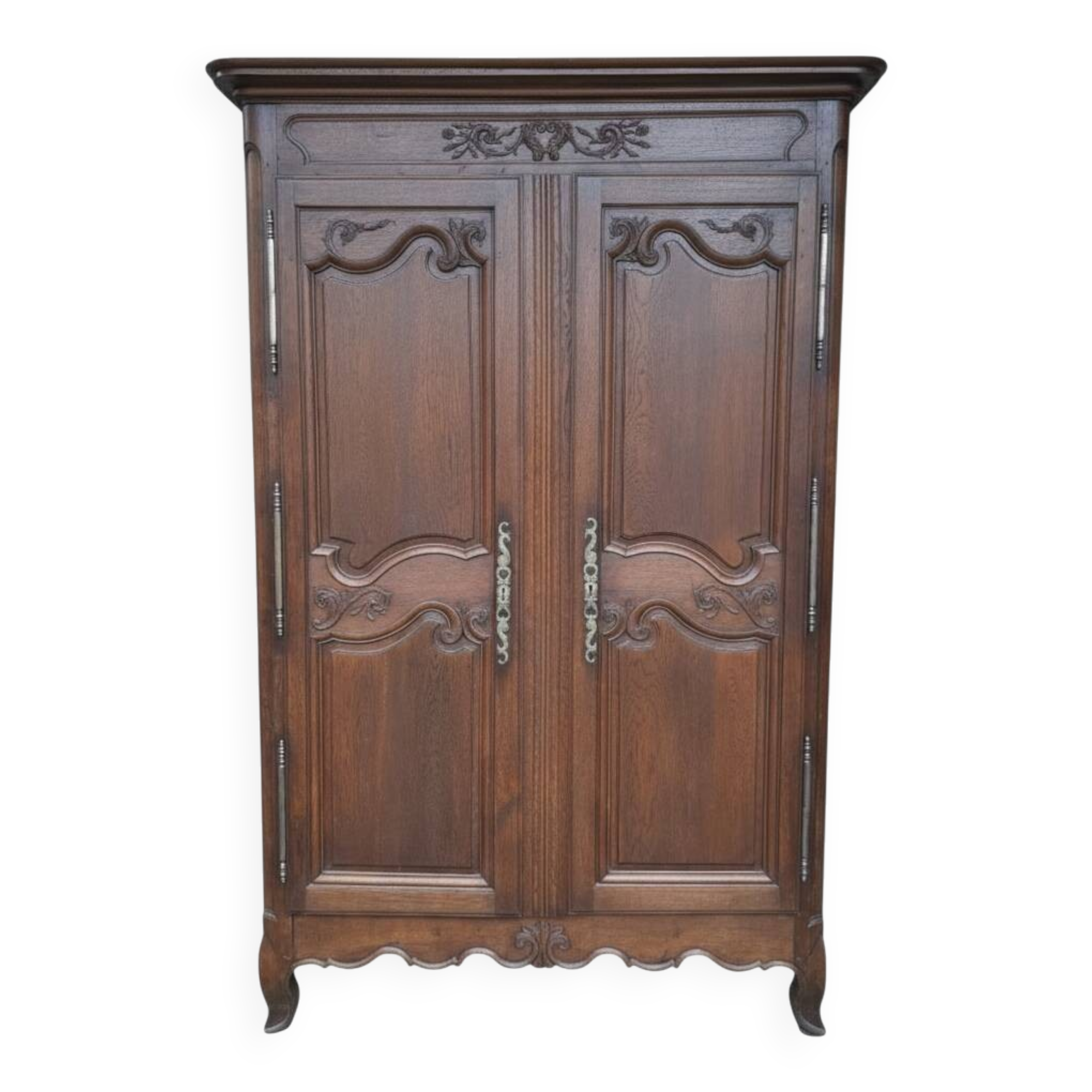 Moulded oak wardrobe from the 18th century.