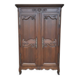 Moulded oak wardrobe from the 18th century.