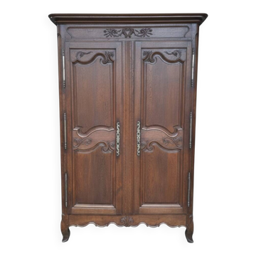 Moulded oak wardrobe from the 18th century.