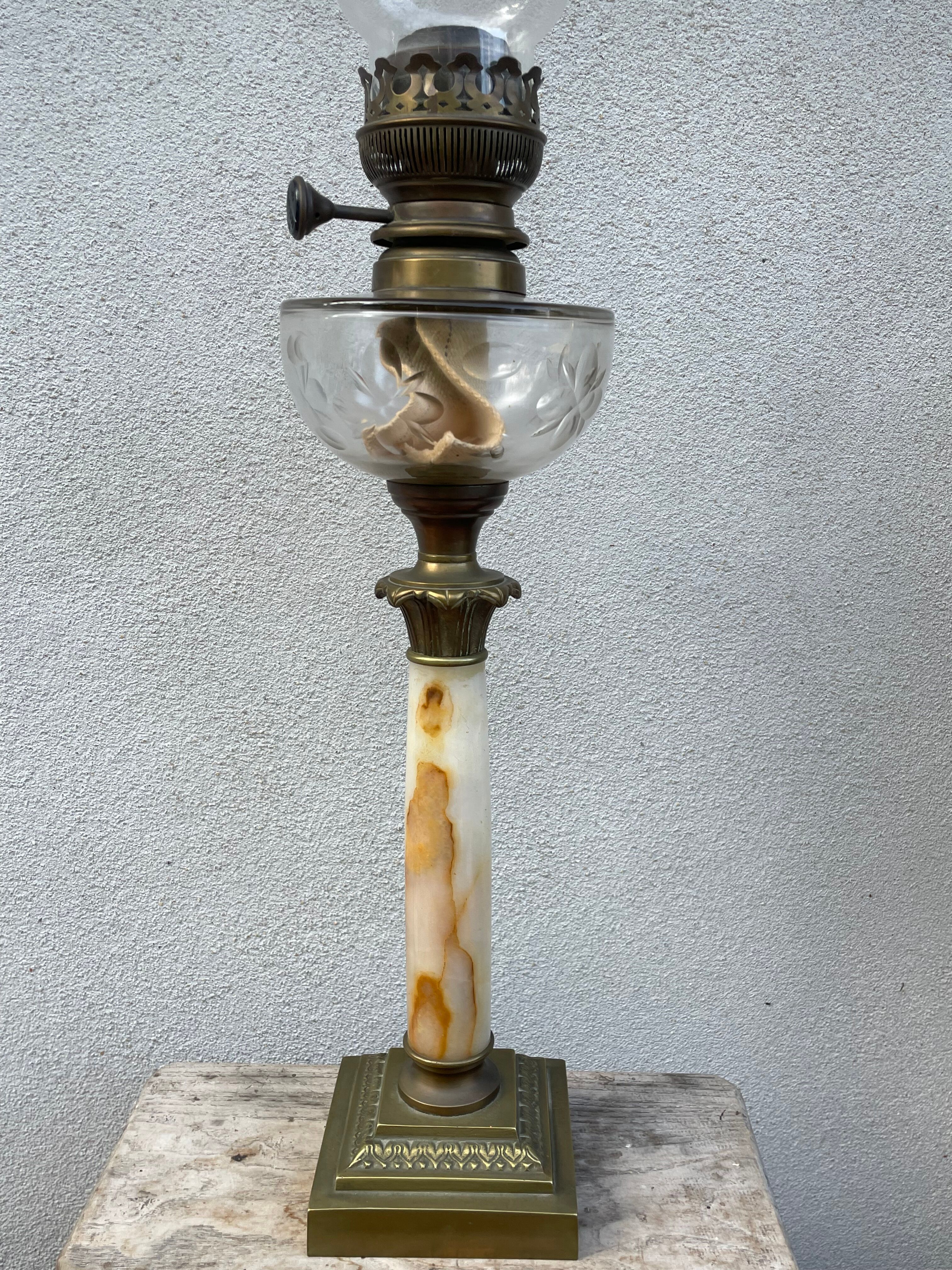 Grande lampe pétrole marbre réservoir cristal 74 cm haut du verre