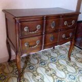 Small "crossbow" chest of drawers, Louis XV style, in walnut