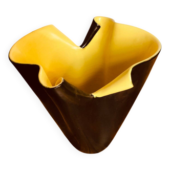 Grand Vase Signé Elchinger . Noir et jaune en forme libre . 1950s