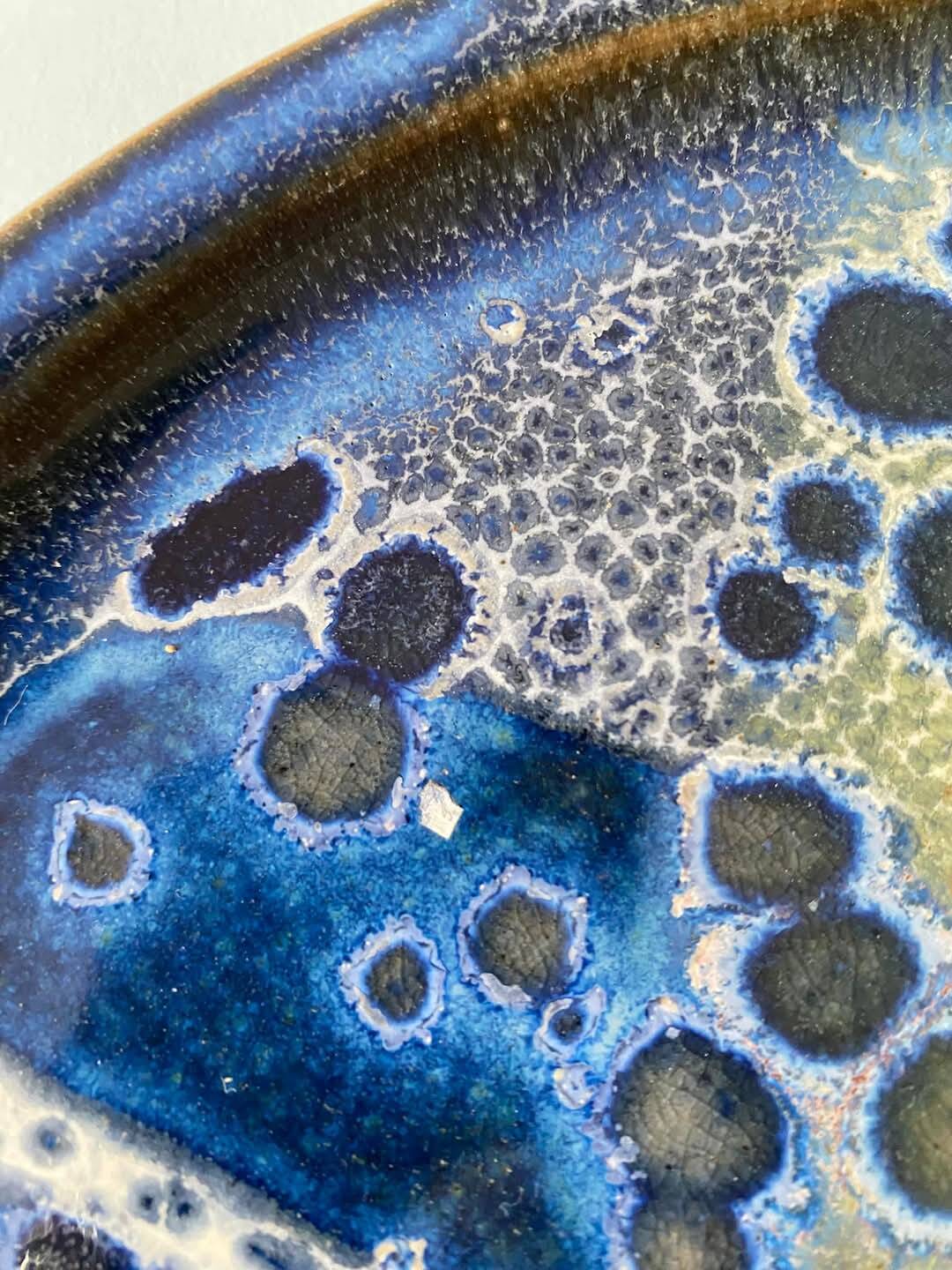 Presentation dish or large plate in enamelled stoneware