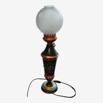 Lampe à pétrole en porcelaine montée en lampe électrique