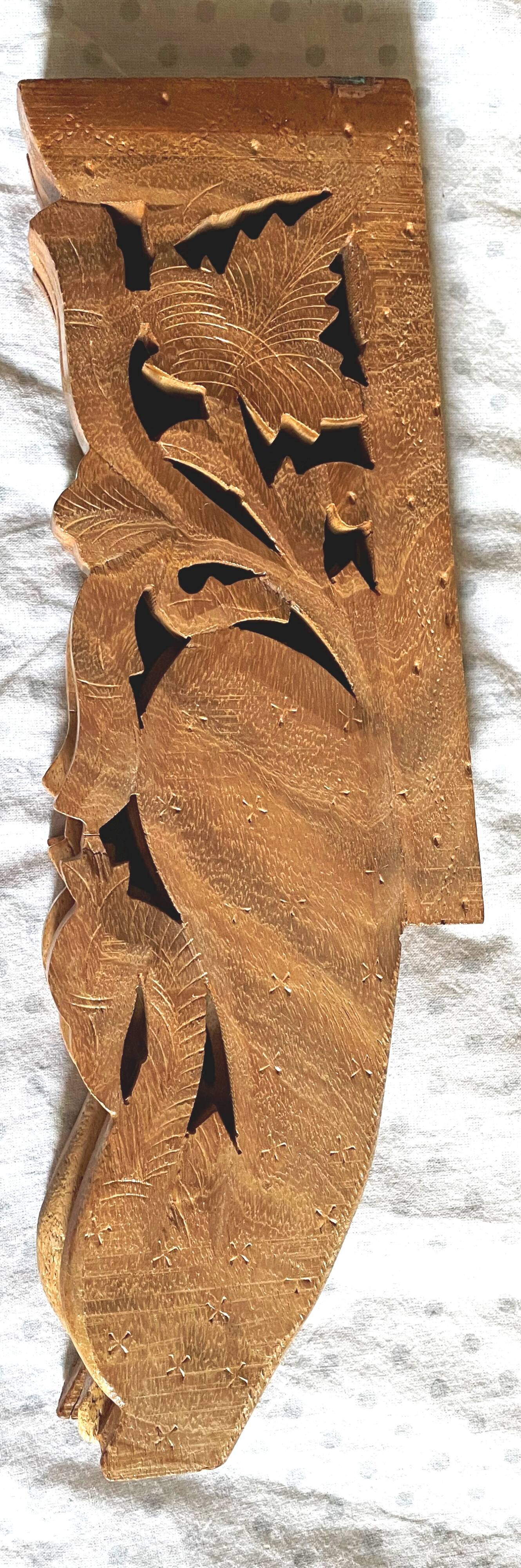 Petite table d’appoint ancienne – bois sculpté et marqueterie
