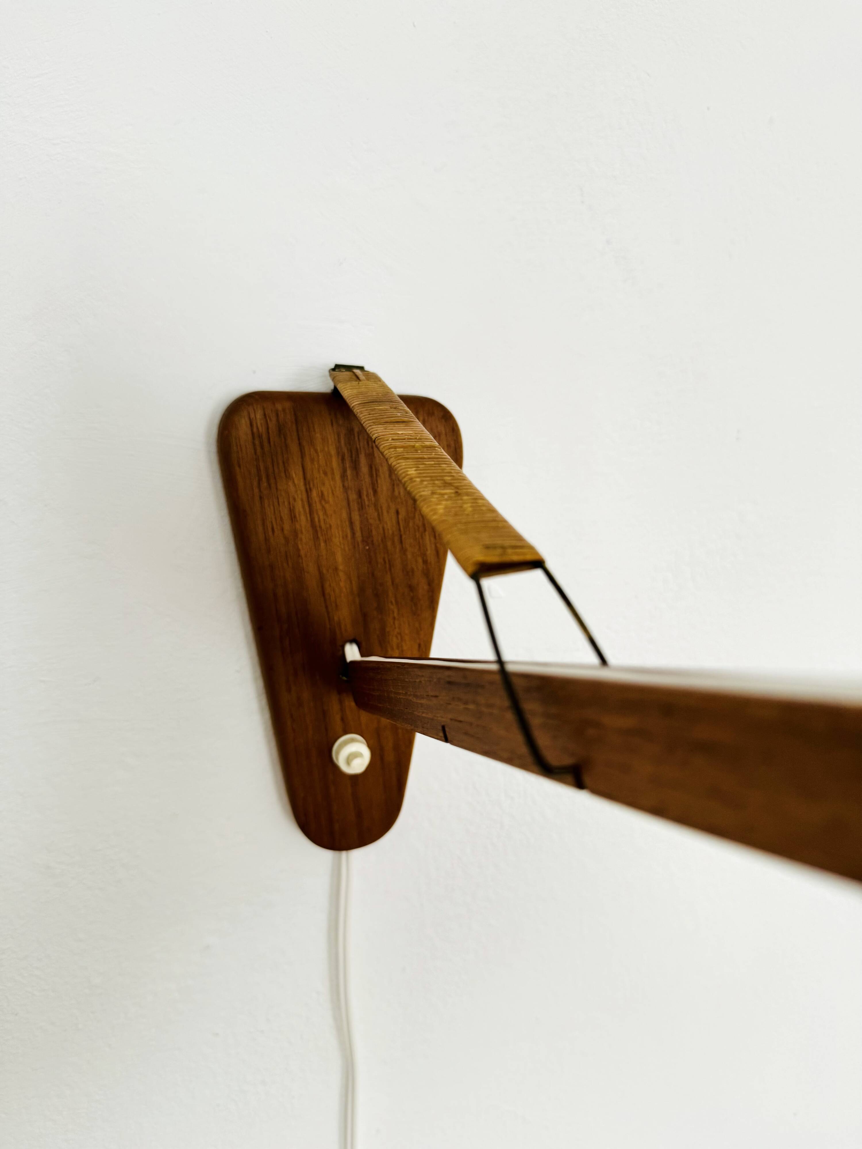Lampe murale en teck et raffia ajustable