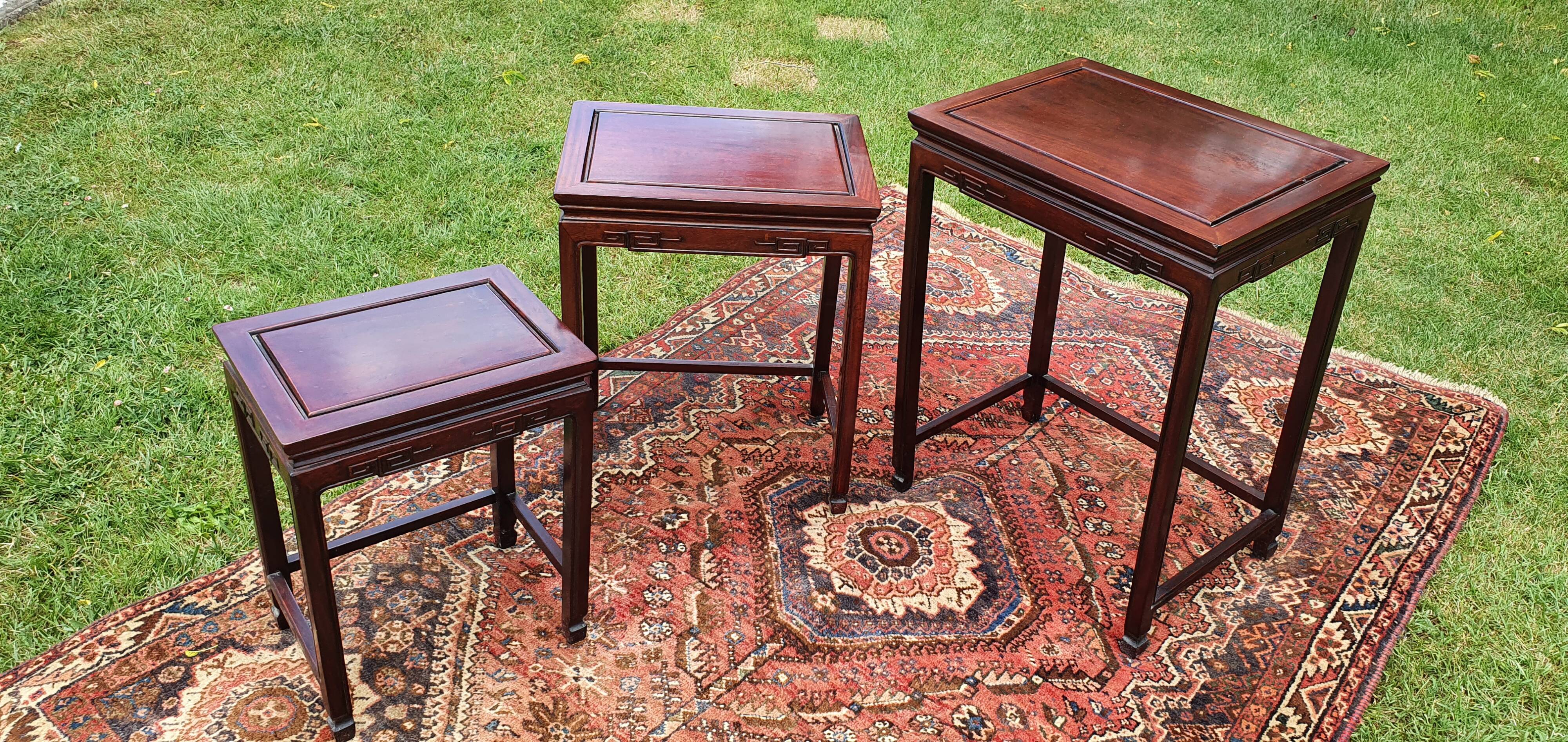 Table Chinese trundle made of rosewood.