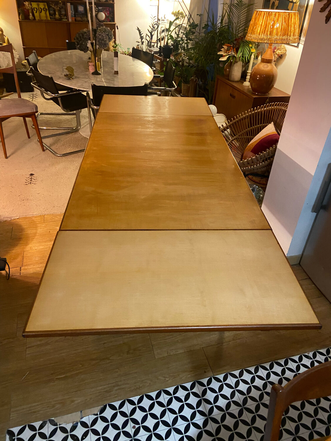 Stretchable solid teak table and ash top
