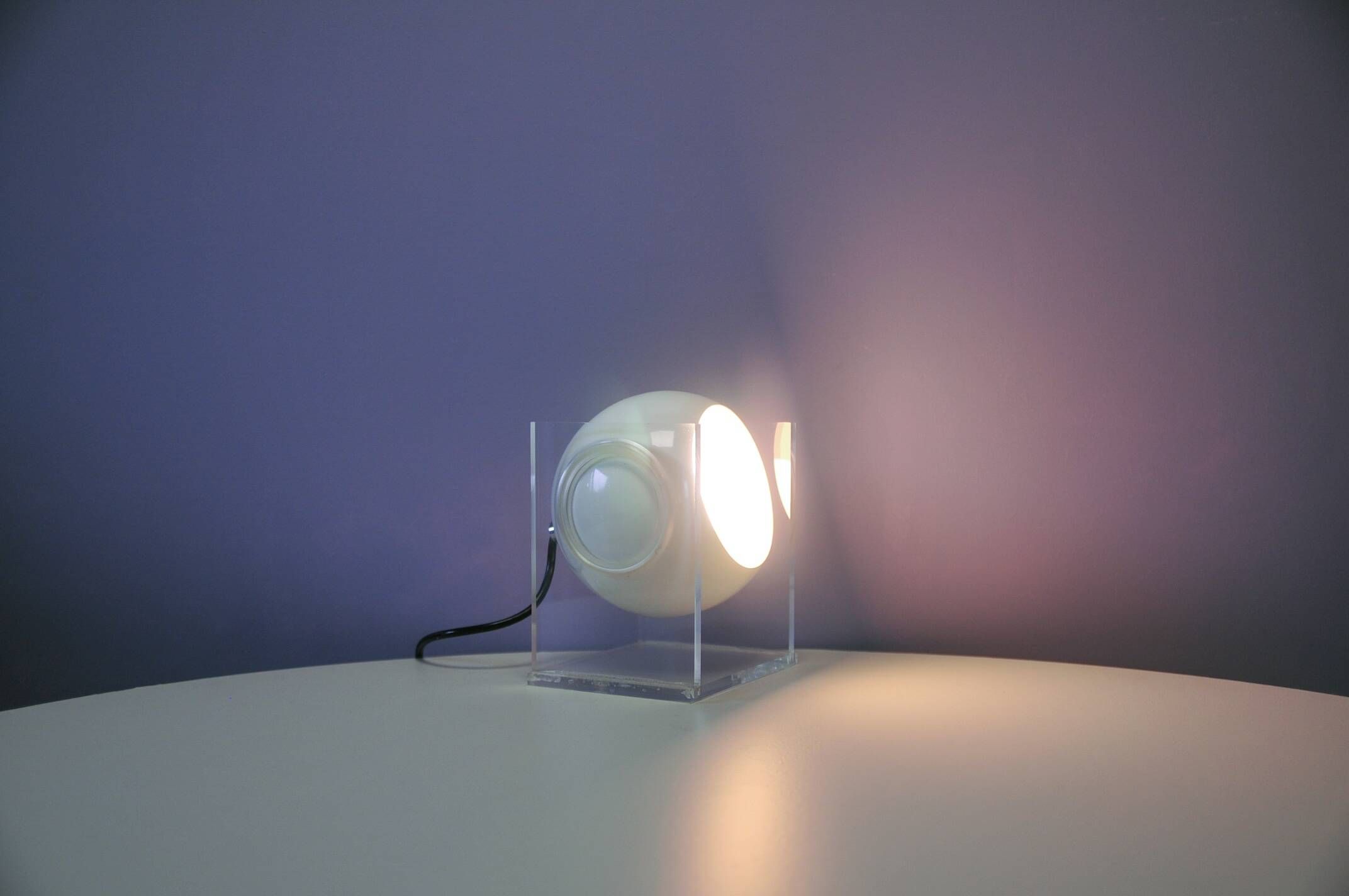 Lampe de table en cube avec sphère en métal