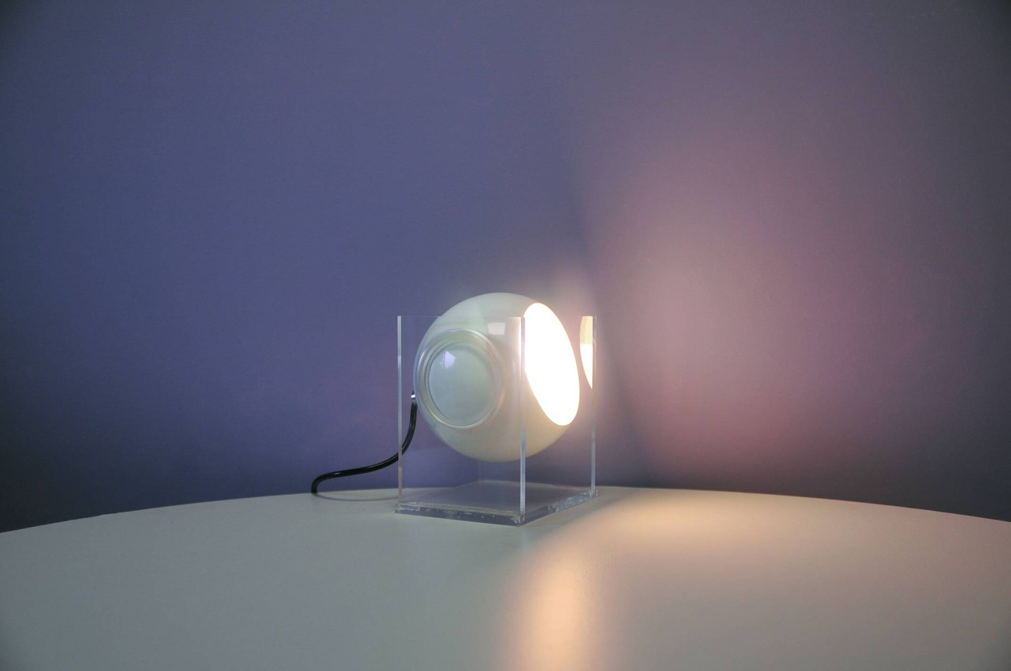 Lampe de table en cube avec sphère en métal