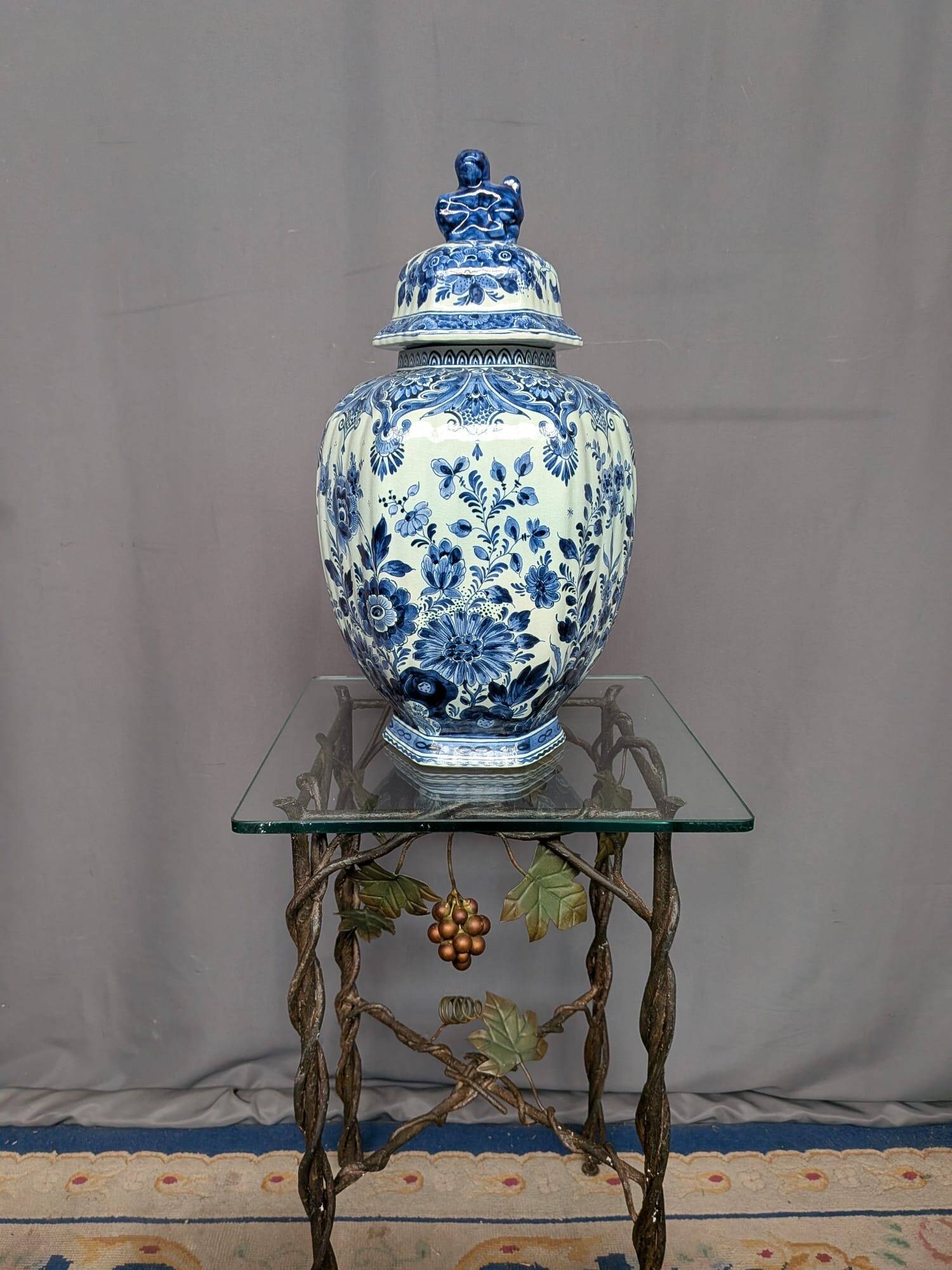Royal Delft vase. Hand-painted.