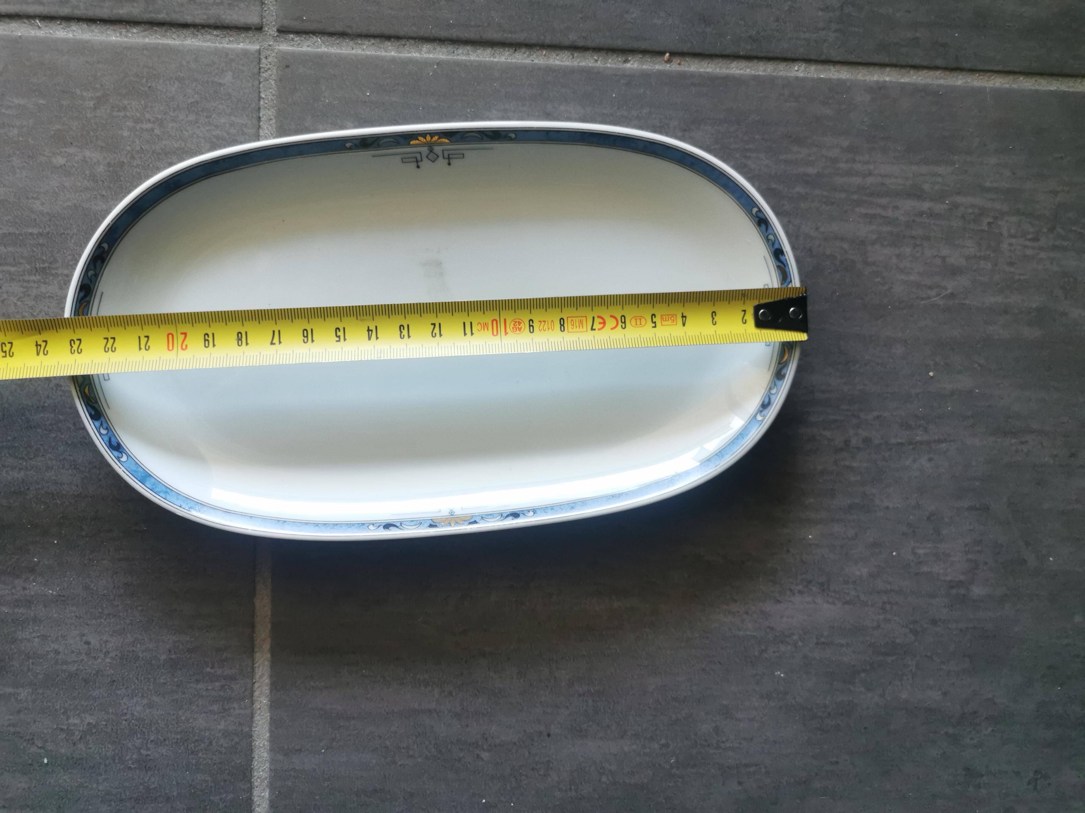 Oval porcelain plate from Sologne – blue decoration – 22 cm