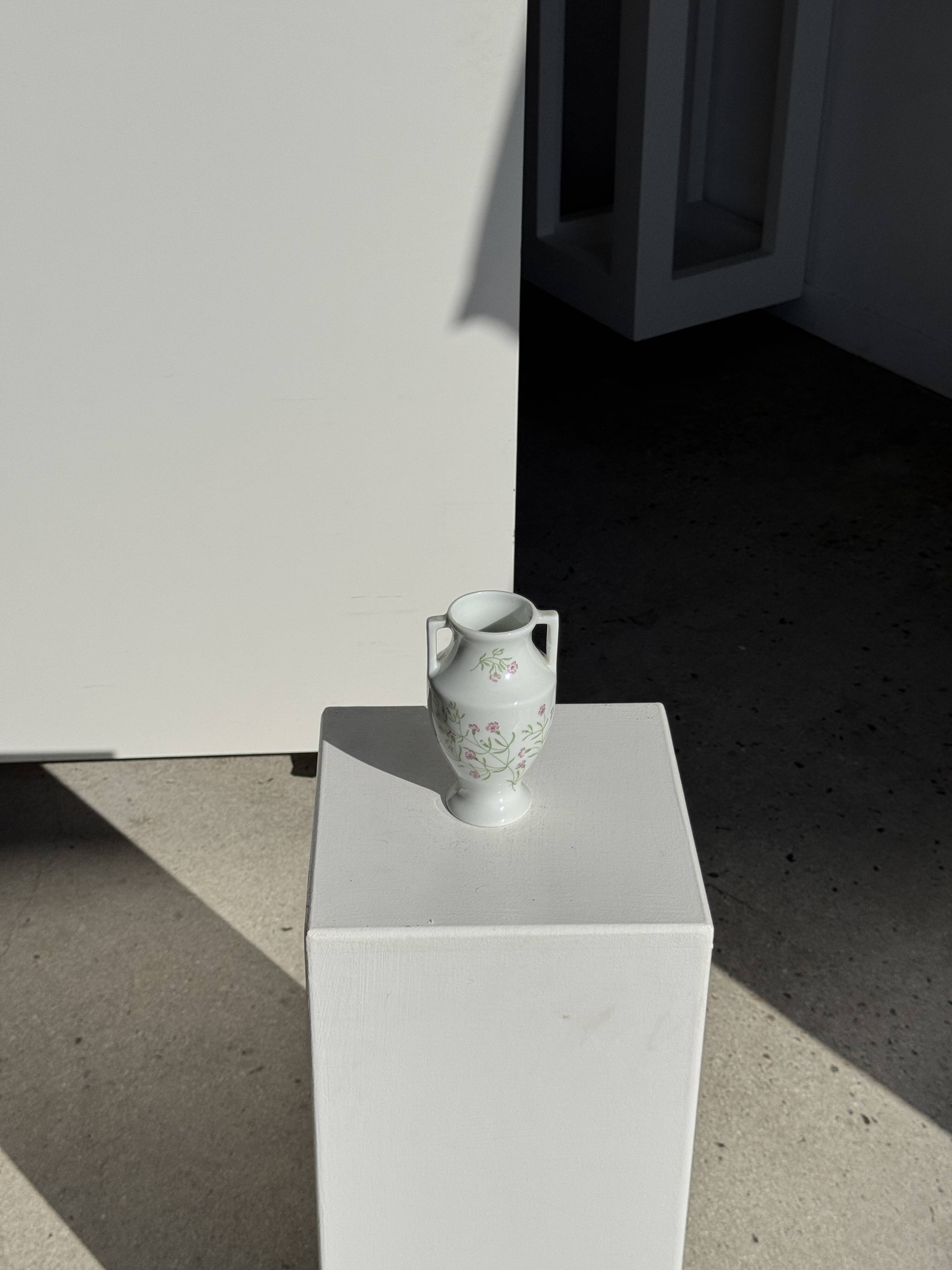 Small porcelain amphora from the Royal Lily of Limoges, limited edition, decorated.