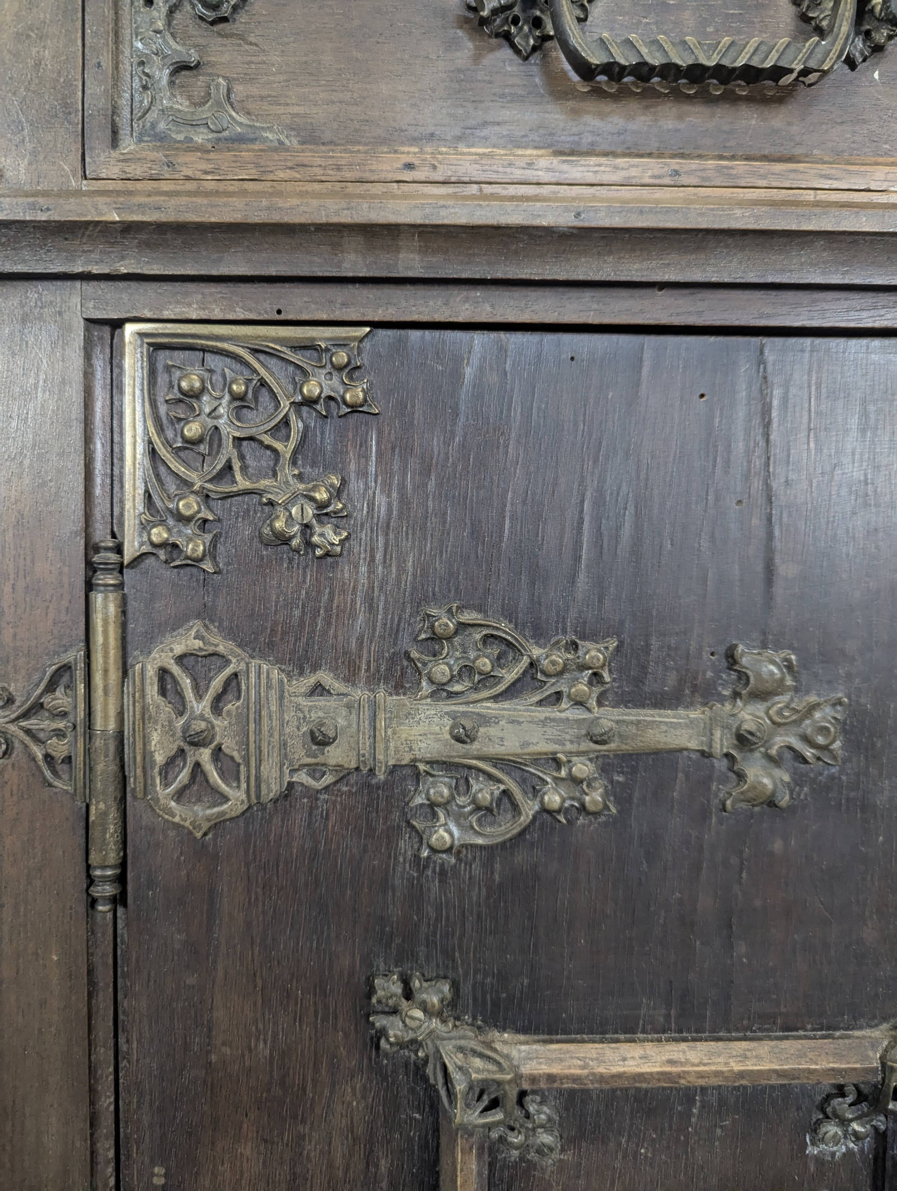 Meuble à hauteur d'appui attribué à M. Ringell