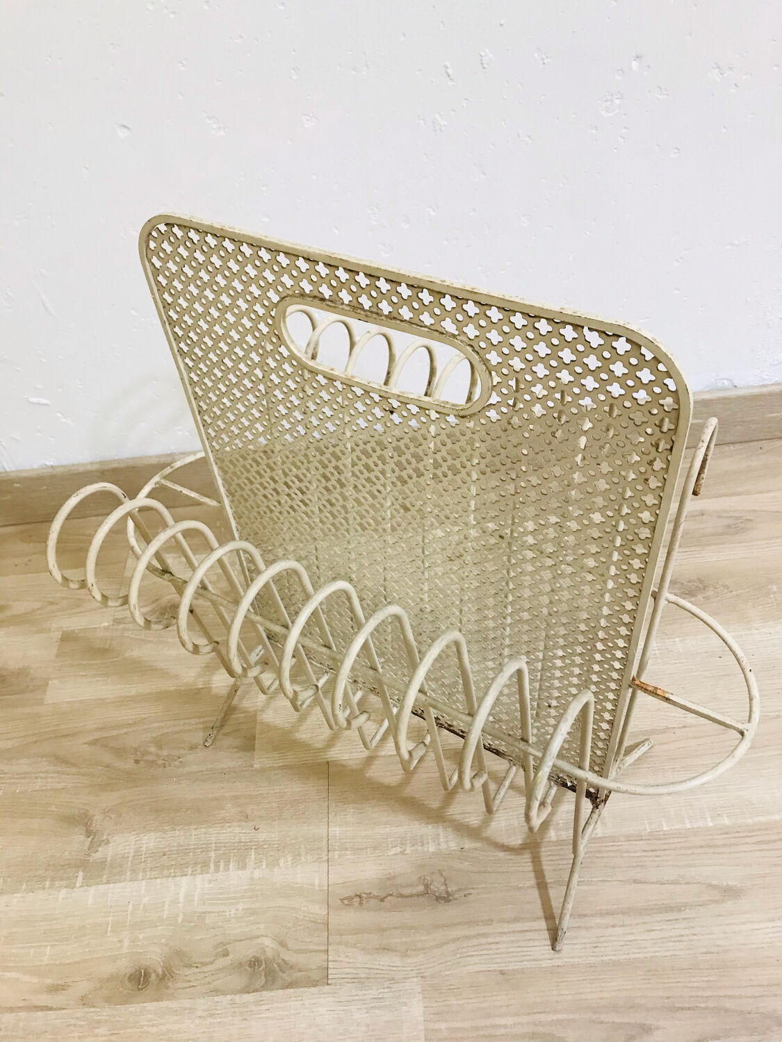 Mategot Mathieu Garlic Cap Magazine Rack