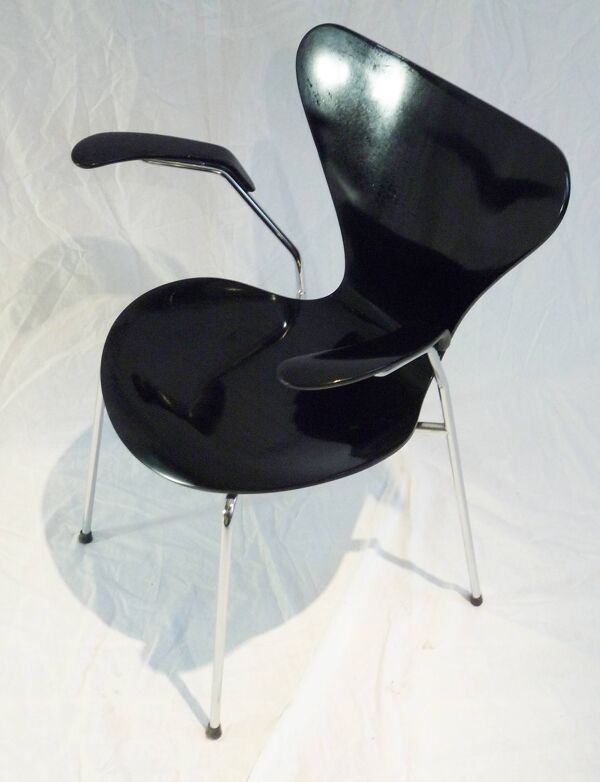 Chaise à accoudoirs Mod.  3207  Arne Jacobsen