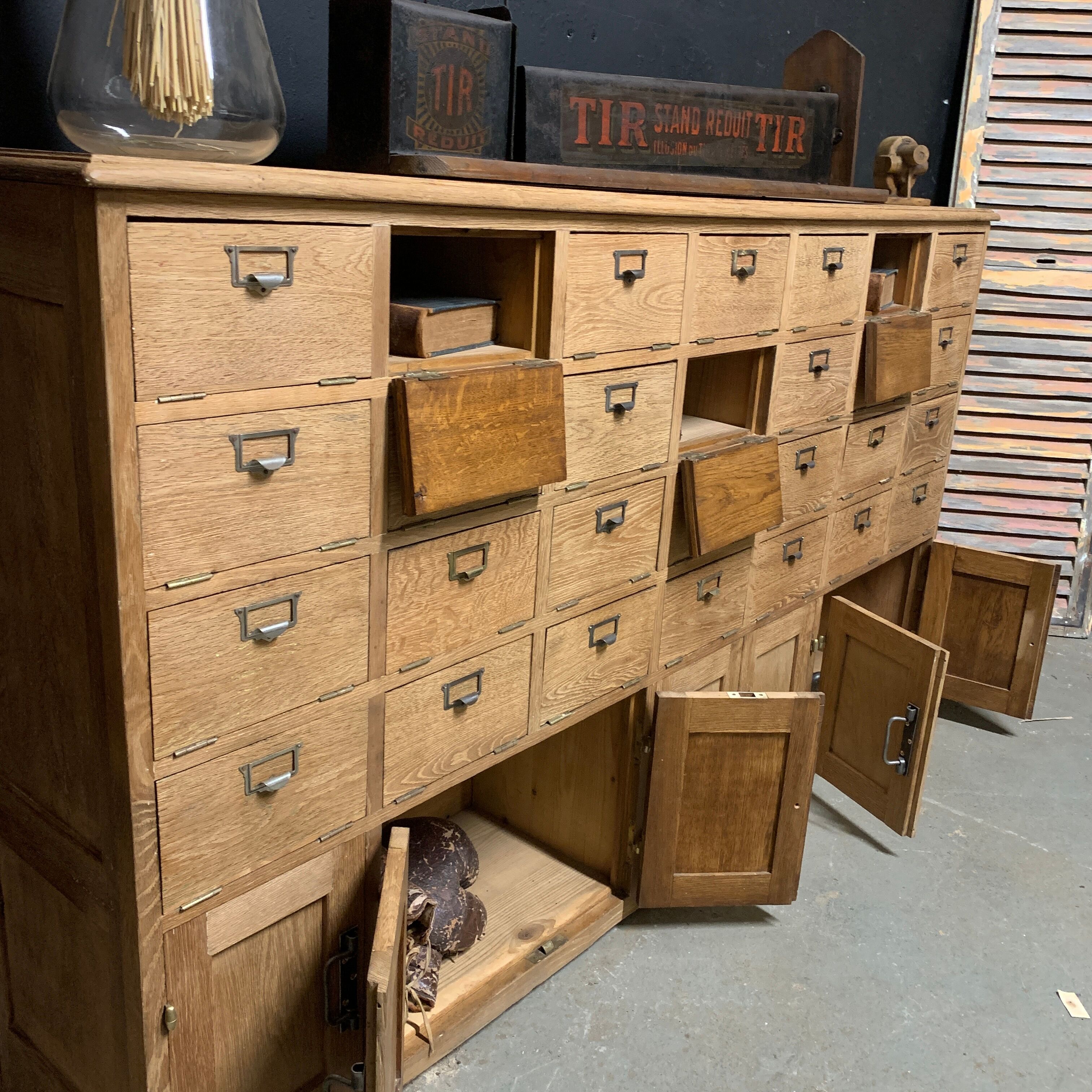 Notary's trade furniture with oak valve