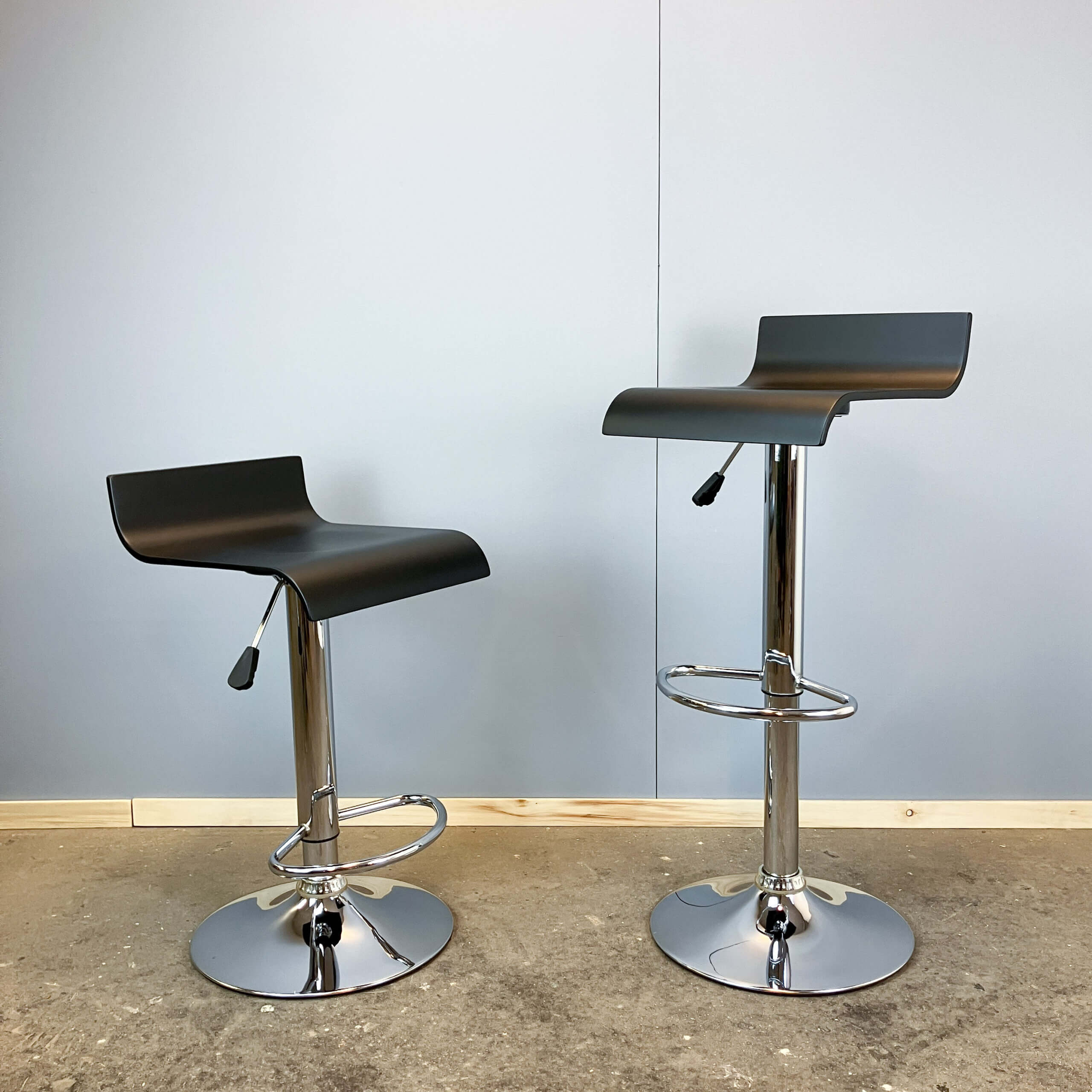Deux tabourets de bar réglables en hauteur, chromés et en contreplaqué cintré, années 70, vintage