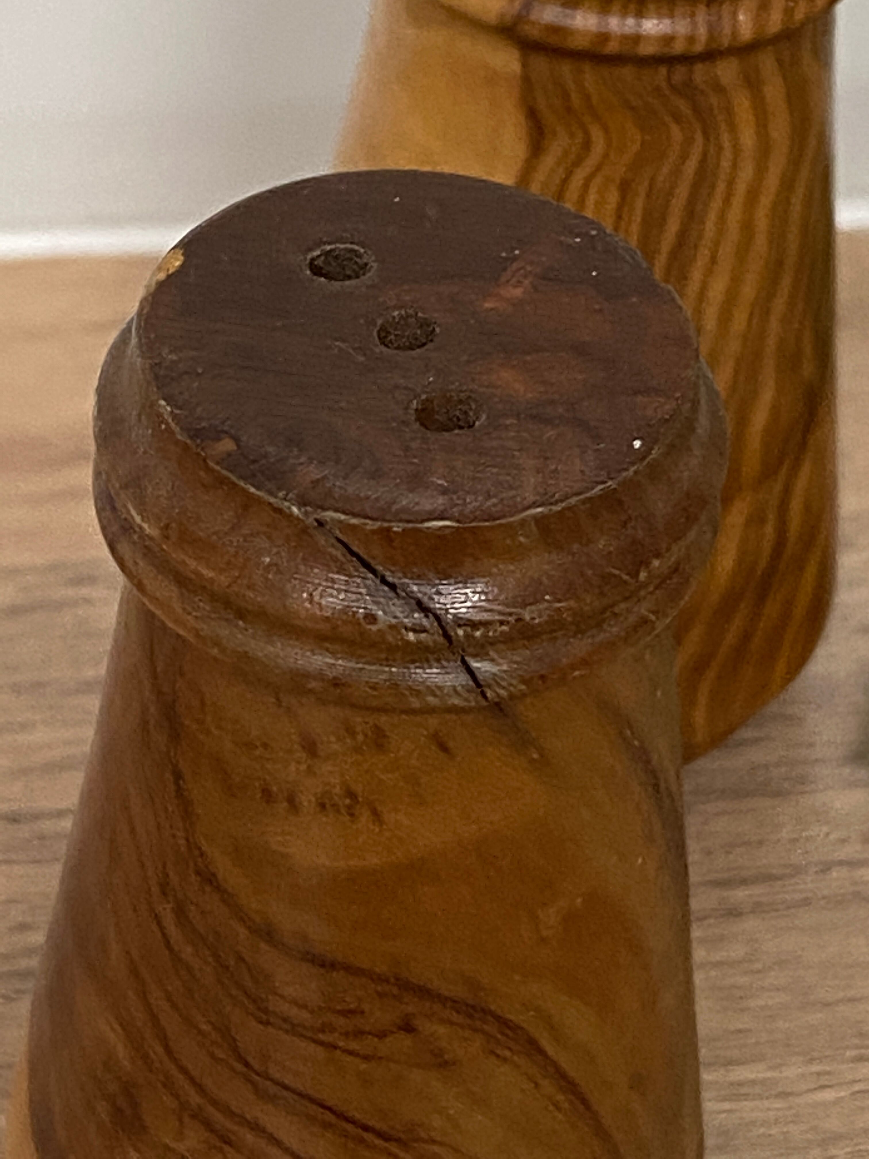 Salt and pepper shaker in Olivier