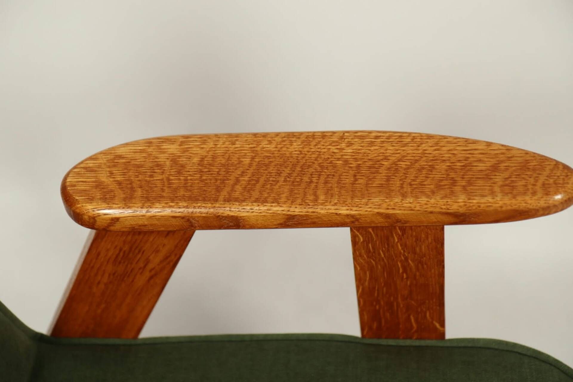 Fauteuil vintage vert mousse, bois de chêne, entièrement restauré
