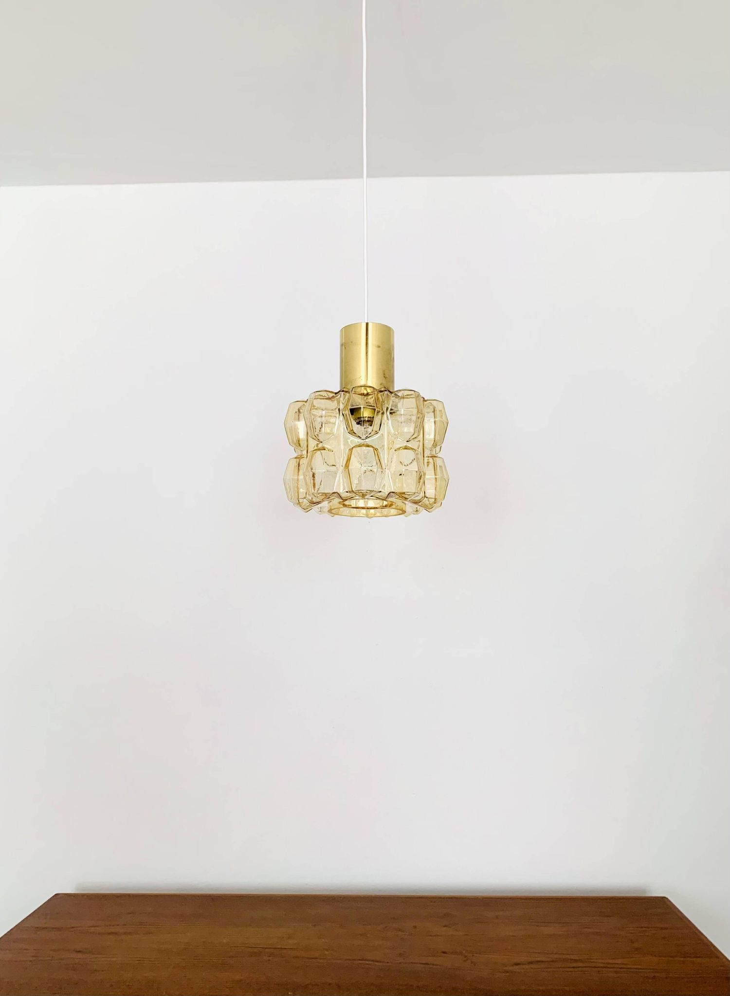 Suspension en verre bulle ambre par Helena Tynell pour Glashütte Limburg