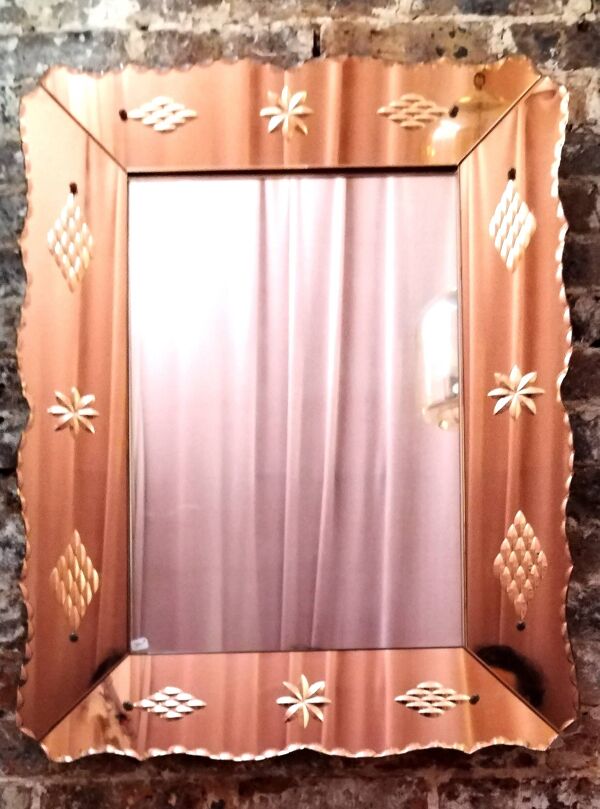 Miroir vénitien à bord rose et décors gravés vintage des années 50 / 60