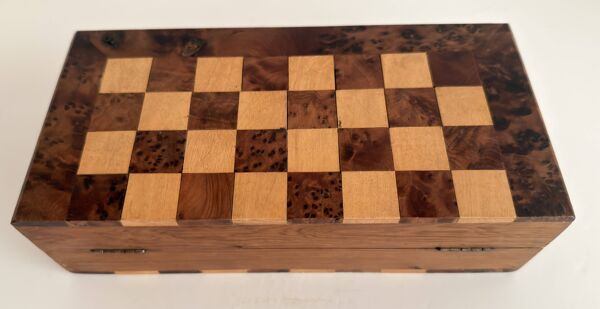 Ancien jeu d'échec en bois avec coffret bois pliant.