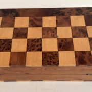 Ancien jeu d'échec en bois avec coffret bois pliant.