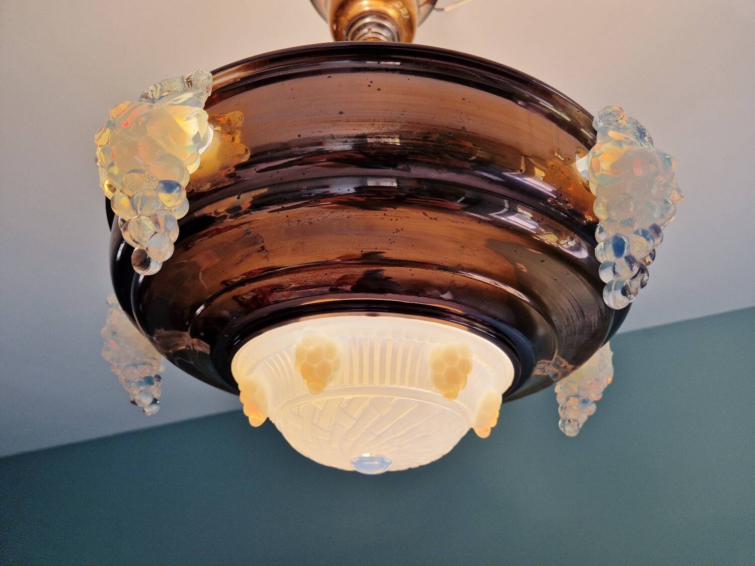 Lustre Art Déco en cuivre en verre moulé pressé opale, 1920-30