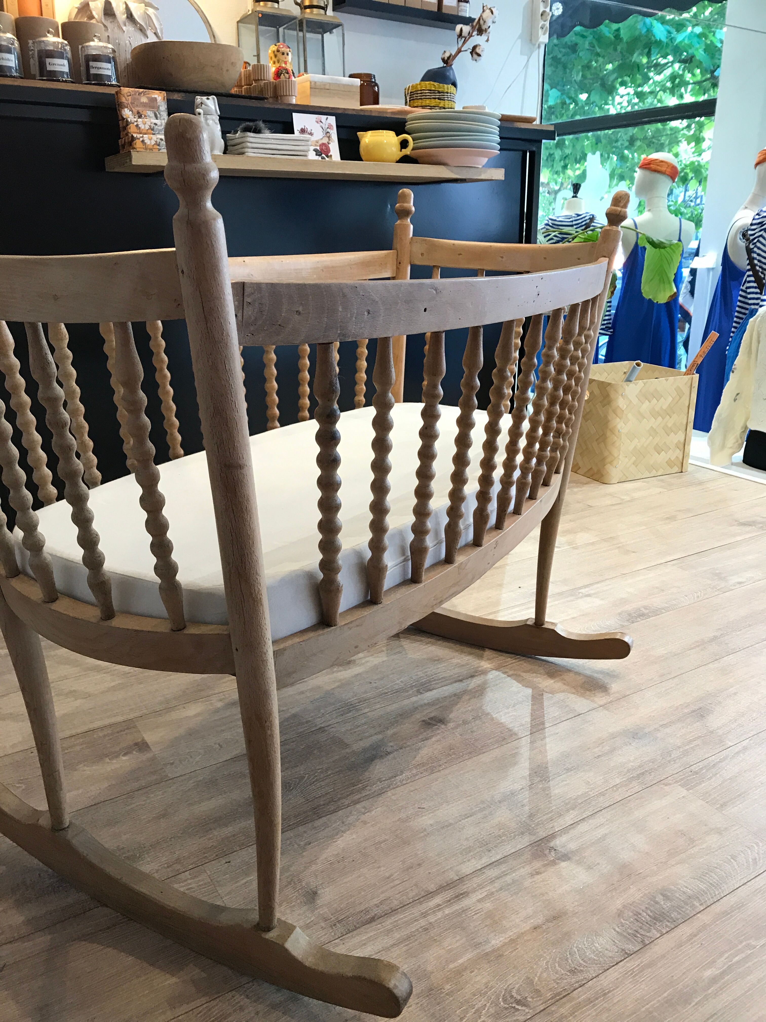 Crib in pearl wood crib