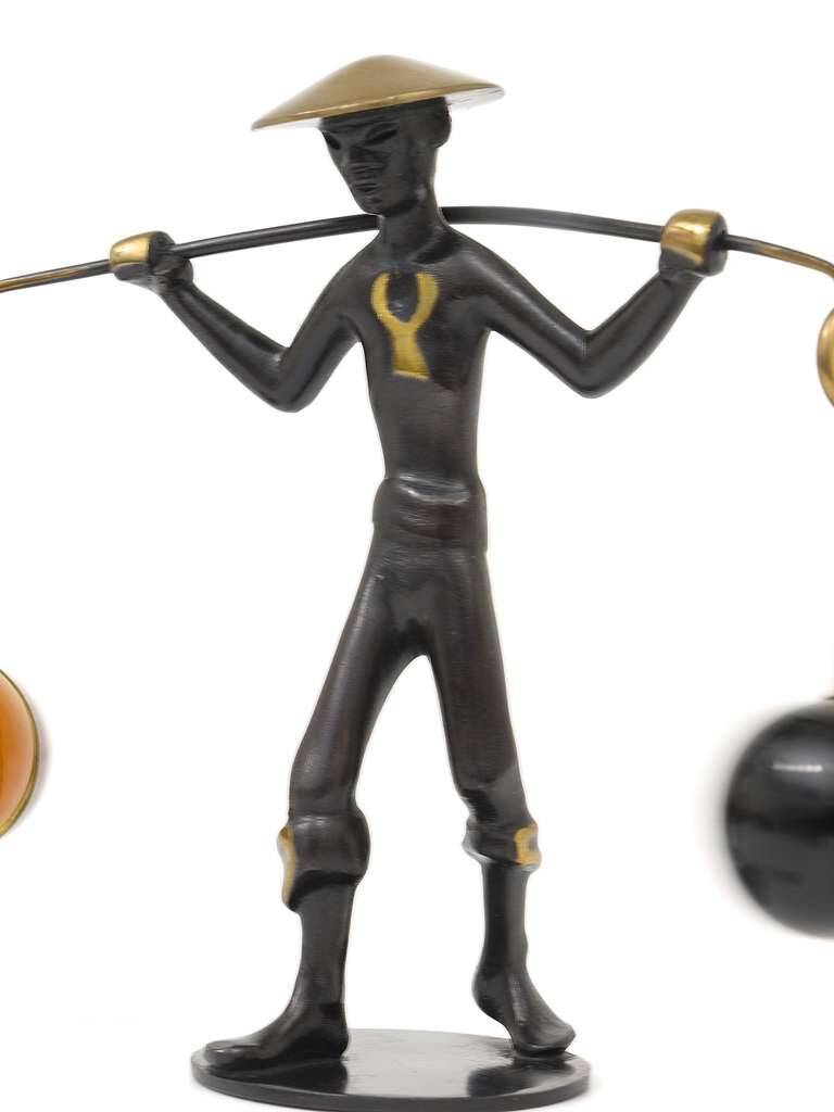 Figurine asiatique en laiton Ensemble de salière et poivrière avec support par Rohac, Autriche, années 1950