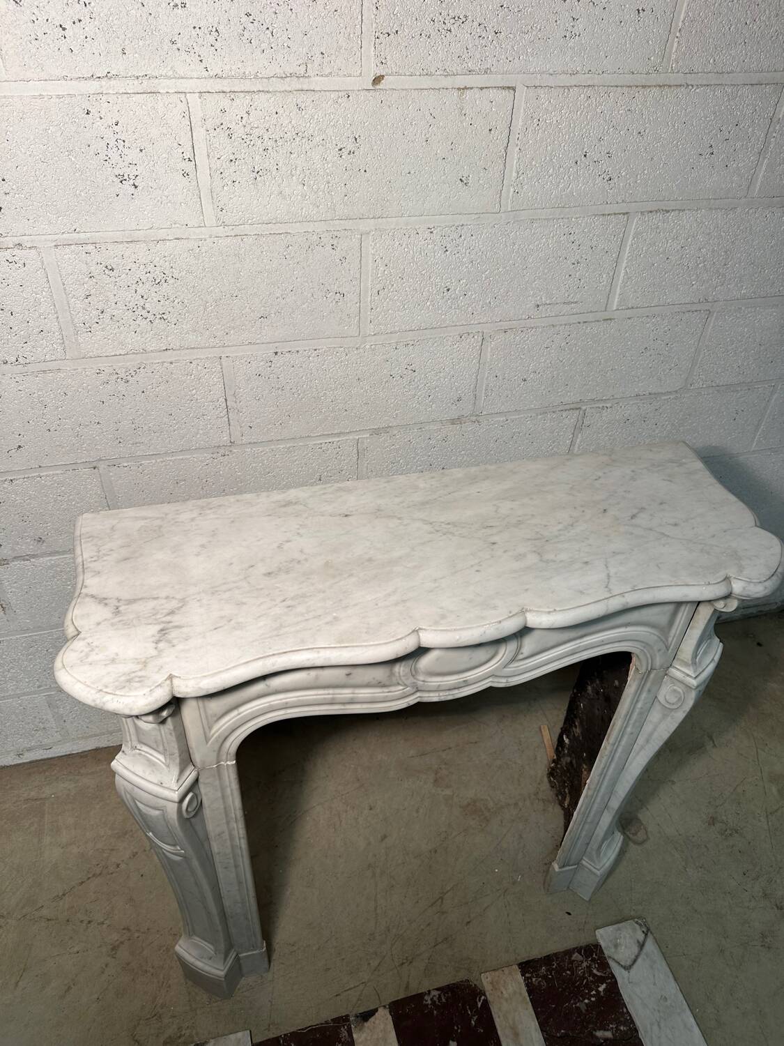 Petite cheminée en marbre blanc