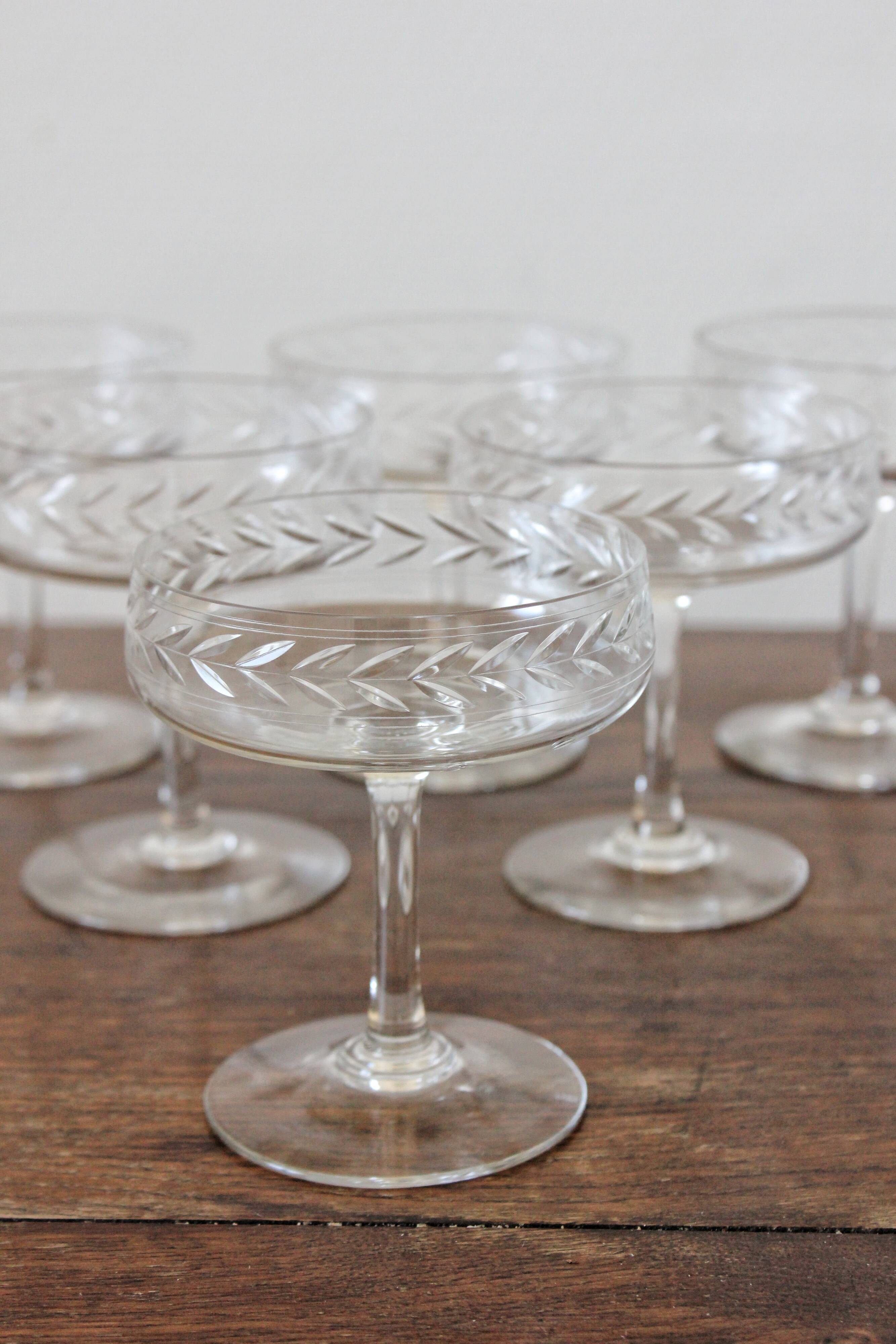 8 coupes à champagne en cristal gravé