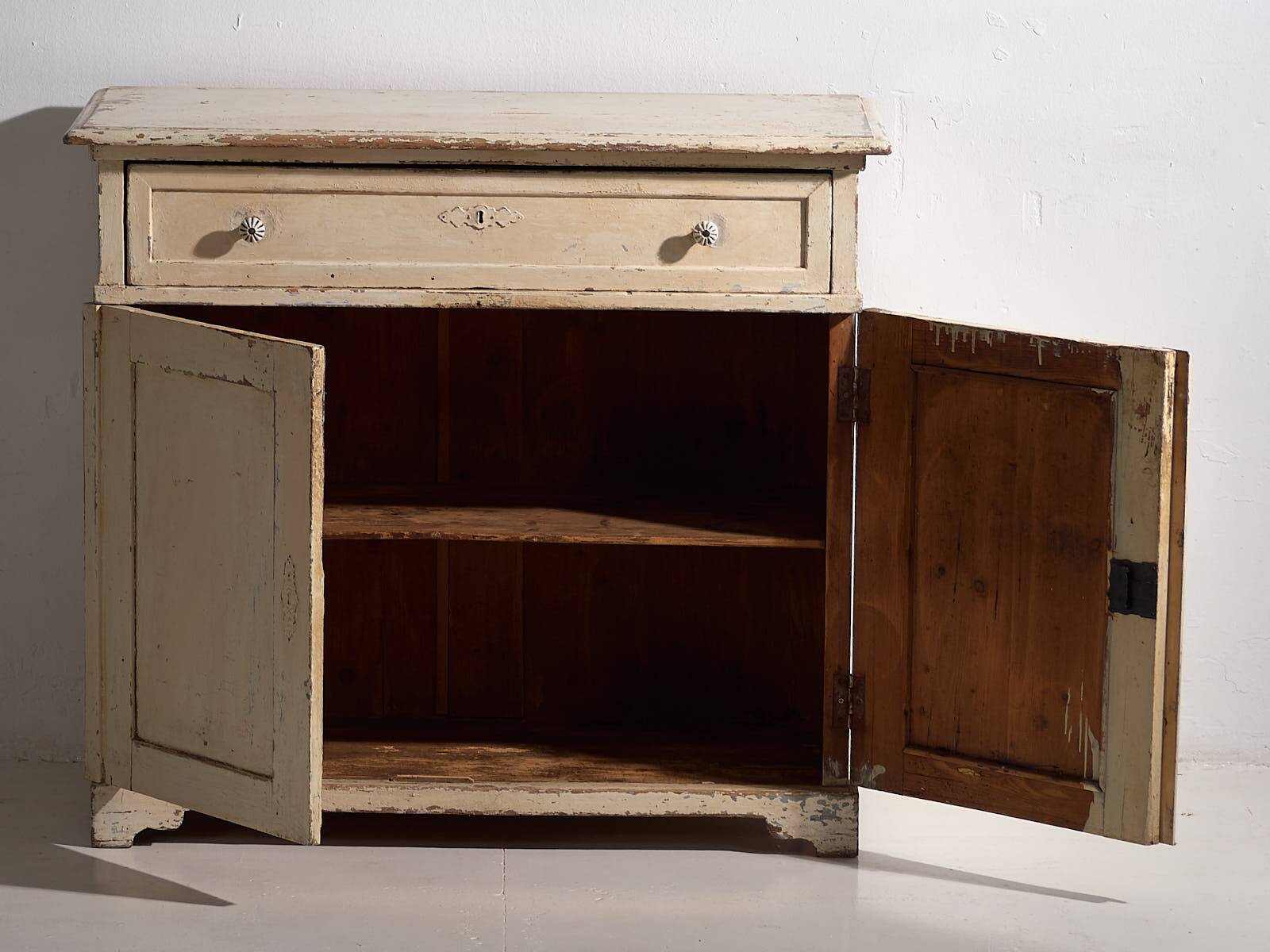Ancienne commode blanche à deux portes (vers 1920)