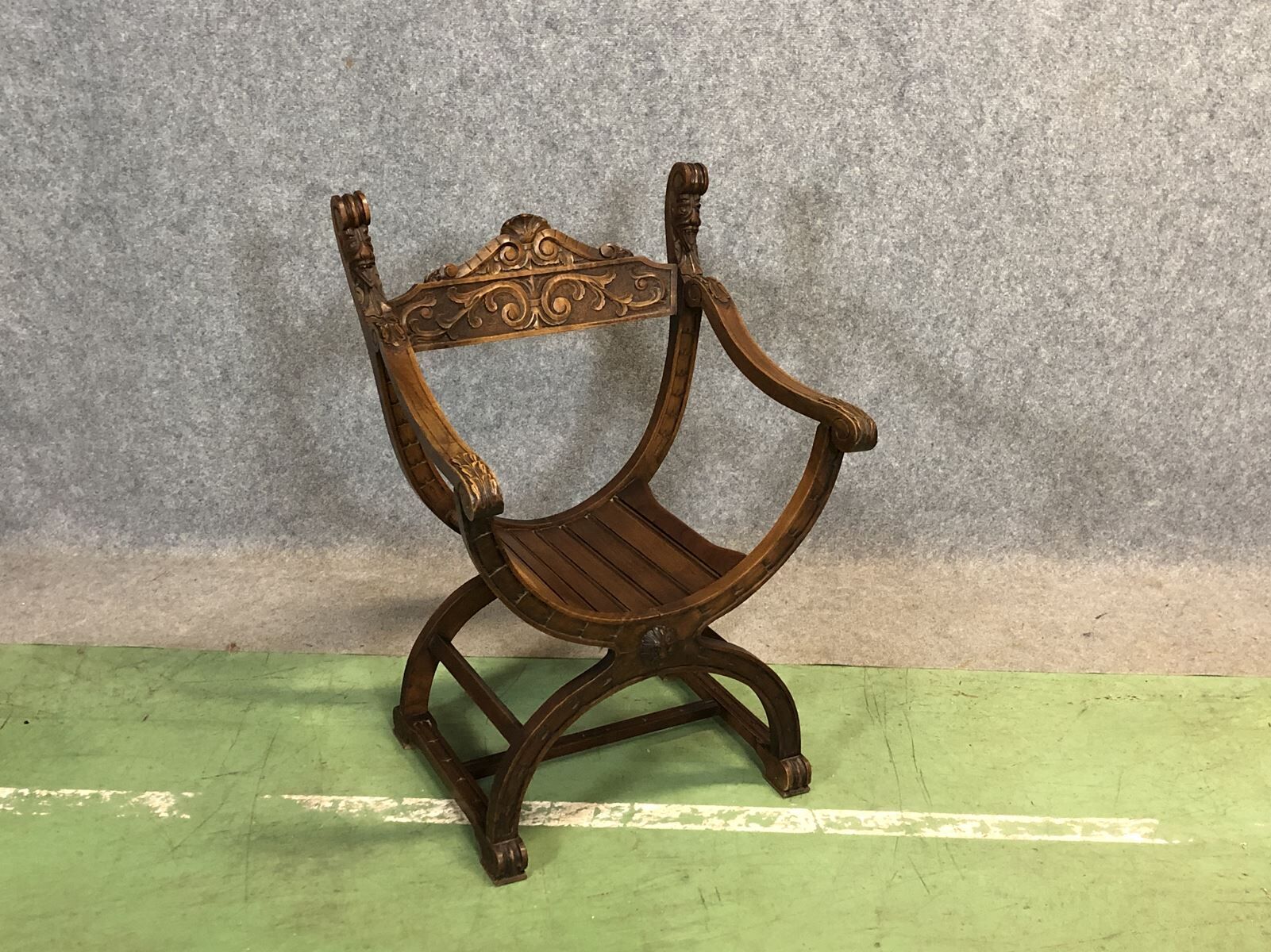 Fauteuil Dagobert en noyer  années 50