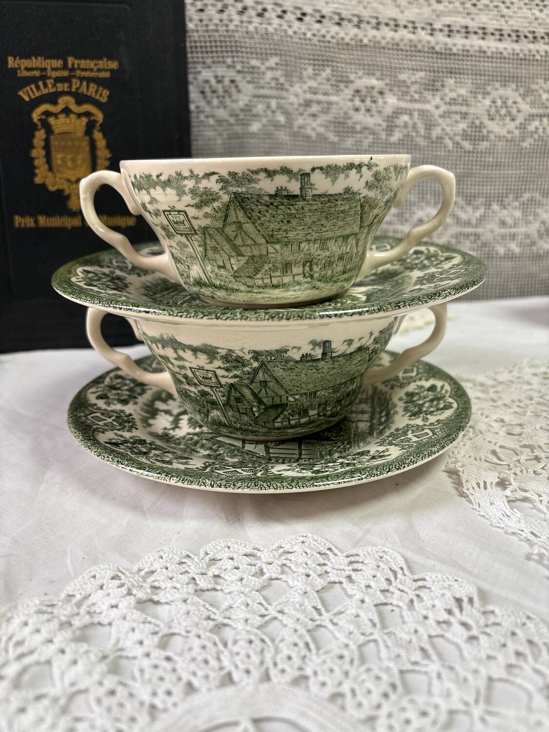Ensemble de 2 bols à bouillon et soucoupes verts ironstone England