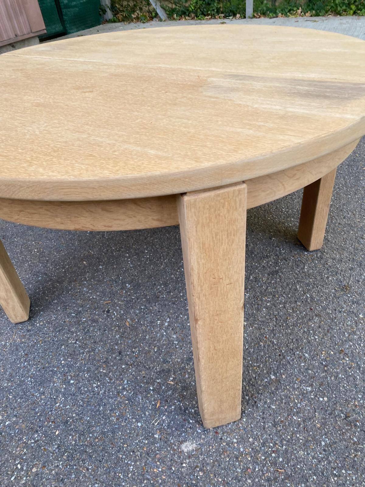 Table à manger scandinave ronde extensible décapée en chêne brut 1980